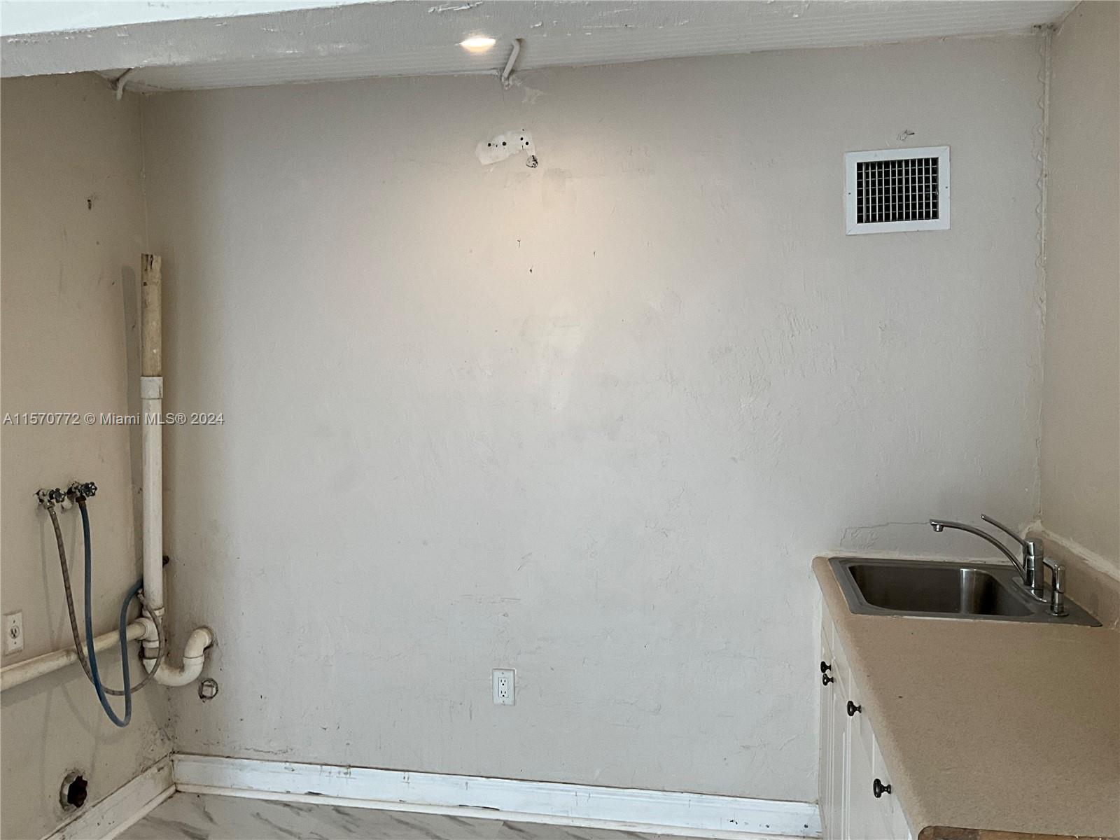 418 NW 48th St 1, Miami, Florida 33127, 5 Bedrooms Bedrooms, ,2 BathroomsBathrooms,Residentiallease,For Rent,418 NW 48th St 1,A11570772