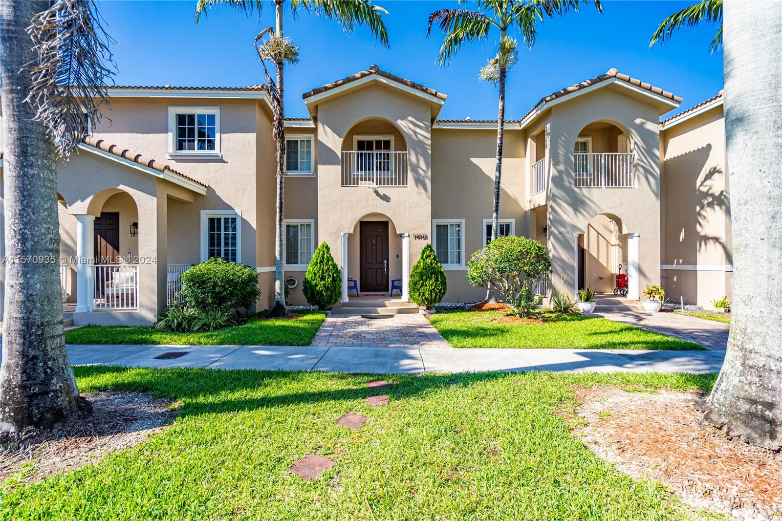 Elegantly Remodeled Townhome in Mandarin Lakes
Discover this stunning, fully remodeled two-story townhome in the sought-after Mandarin Lakes community. Featuring three bedrooms, two and a half bathrooms, and modern finishes throughout. Key highlights include a state-of-the-art kitchen, a spacious master suite, and a cozy backyard ideal for entertaining.
Perfect for those seeking style and convenience in a friendly neighborhood. A must-see property ready for move-in Special Offer: Receive $10,000 towards closing costs to make your move even easier!