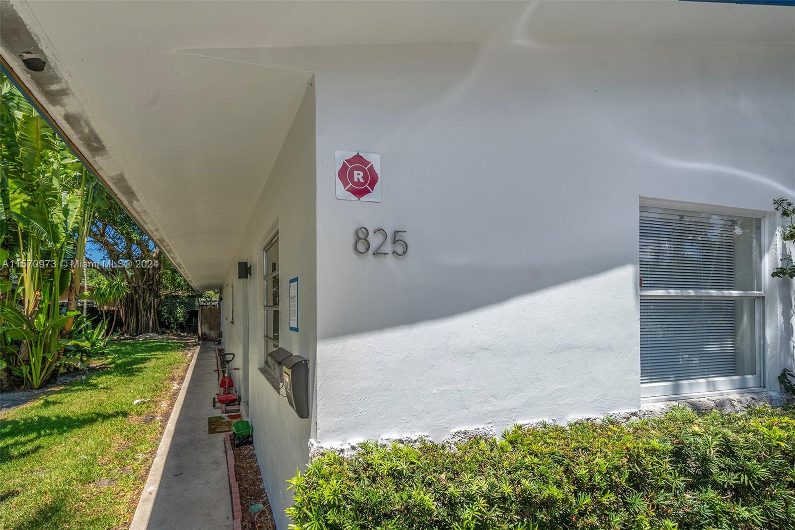 825 SW 30th St #2 For Sale A11570973, FL