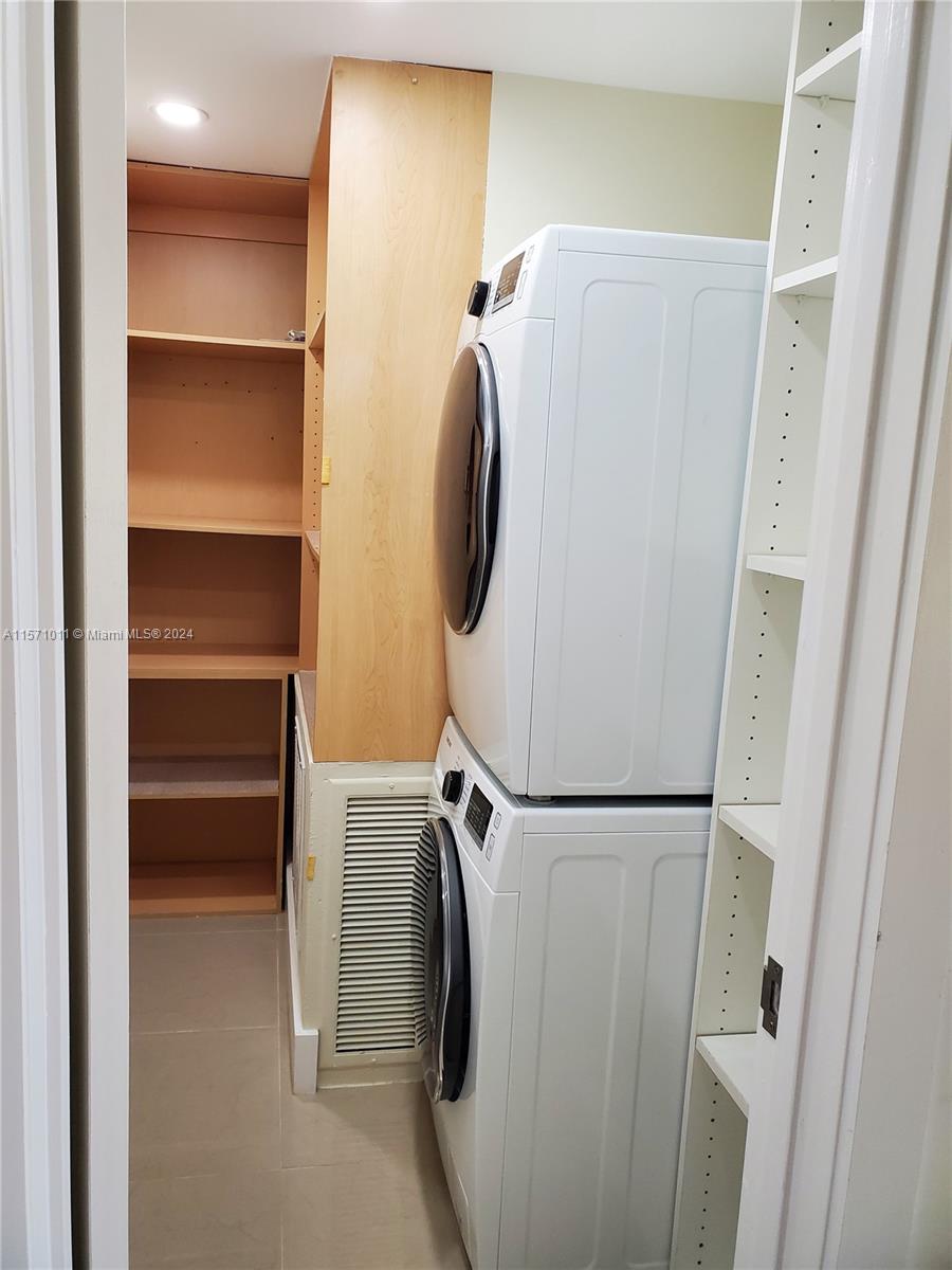 1301 NE 7th St 318, Hallandale Beach, Florida 33009, 3 Bedrooms Bedrooms, ,2 BathroomsBathrooms,Residentiallease,For Rent,1301 NE 7th St 318,A11571011