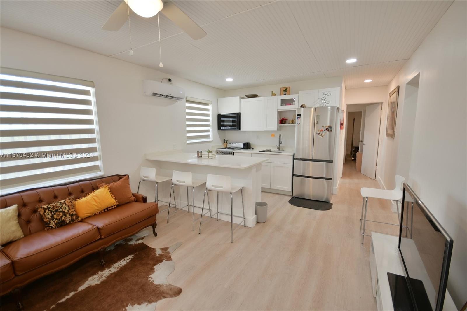 2/1 Efficiency. Living room & kitchen 2.
