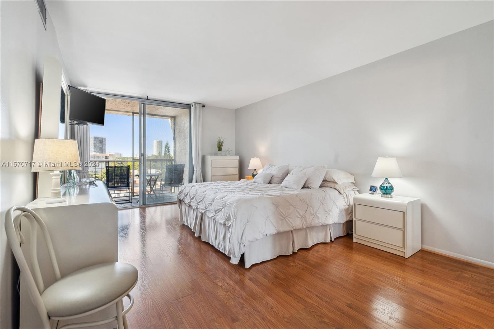 2001 Atlantic Shores Blvd 520, Hallandale Beach, Florida 33009, 2 Bedrooms Bedrooms, ,2 BathroomsBathrooms,Residential,For Sale,2001 Atlantic Shores Blvd 520,A11570717