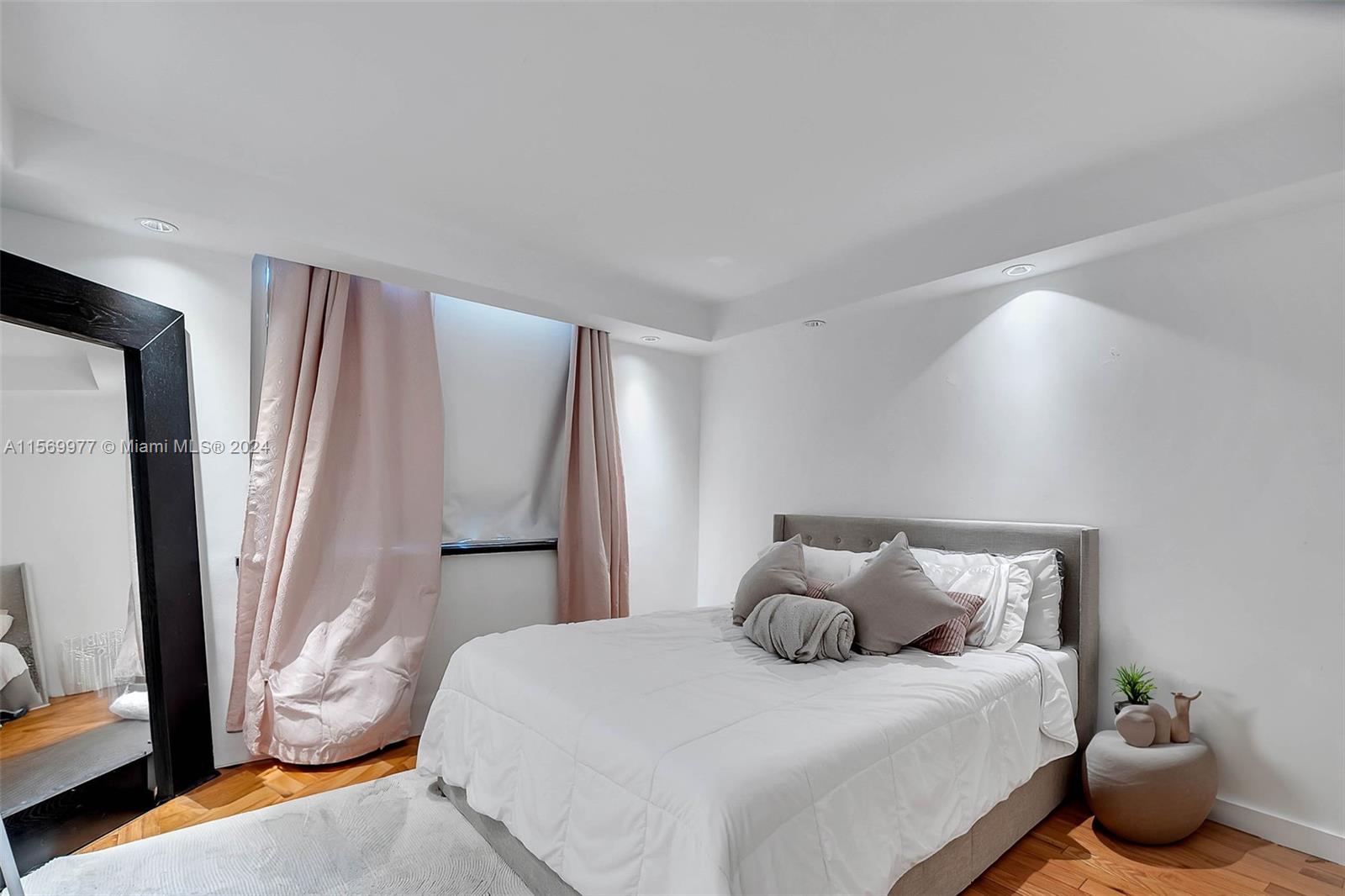 6770 Indian Creek Dr 4D, Miami Beach, Florida 33141, 2 Bedrooms Bedrooms, ,2 BathroomsBathrooms,Residential,For Sale,6770 Indian Creek Dr 4D,A11569977