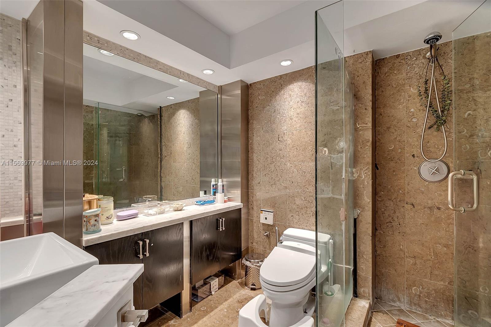 6770 Indian Creek Dr 4D, Miami Beach, Florida 33141, 2 Bedrooms Bedrooms, ,2 BathroomsBathrooms,Residential,For Sale,6770 Indian Creek Dr 4D,A11569977