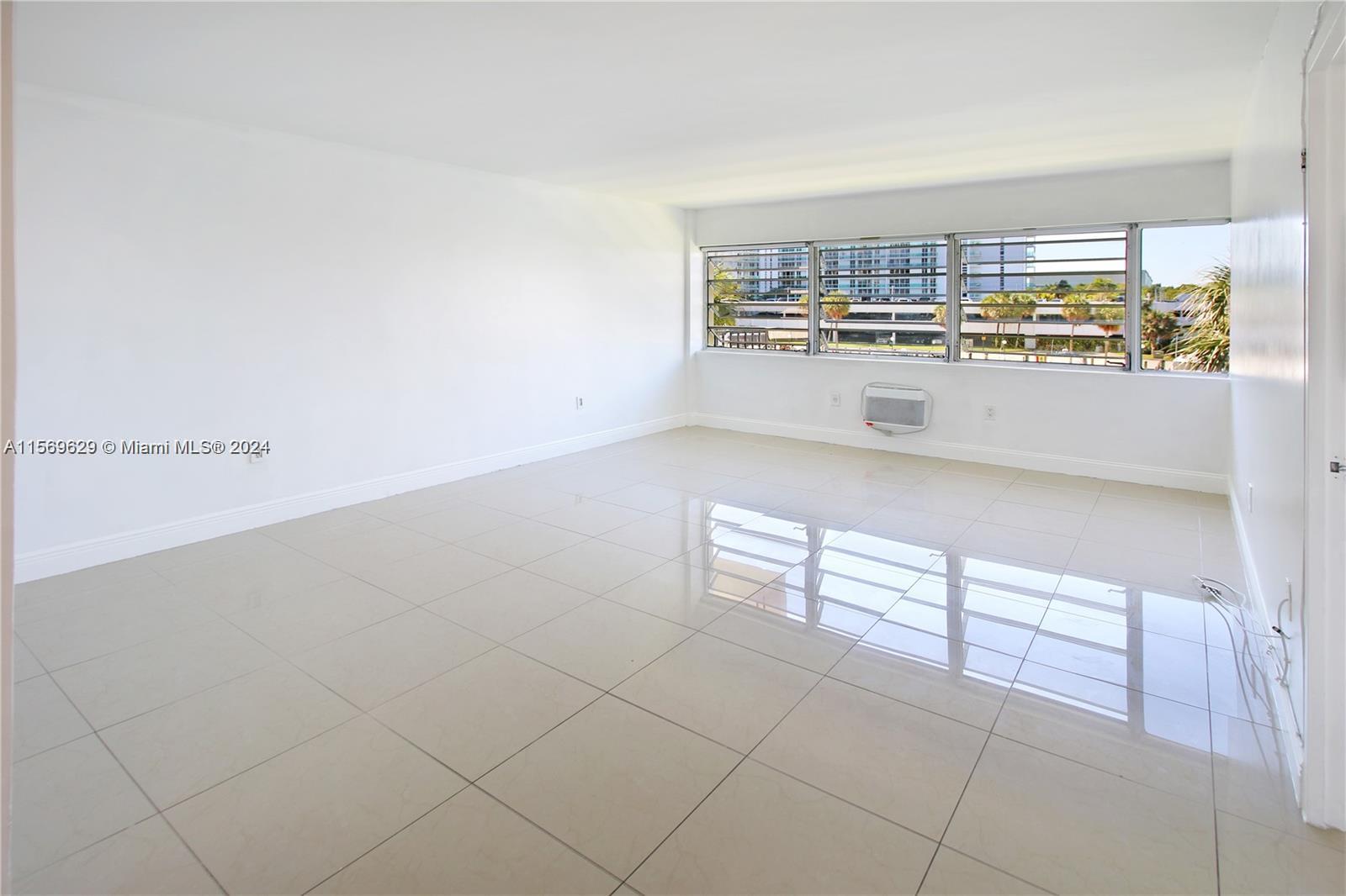 220 E Kings Point Dr 304, Sunny Isles Beach, Florida 33160, 1 Bedroom Bedrooms, ,1 BathroomBathrooms,Residentiallease,For Rent,220 E Kings Point Dr 304,A11569629