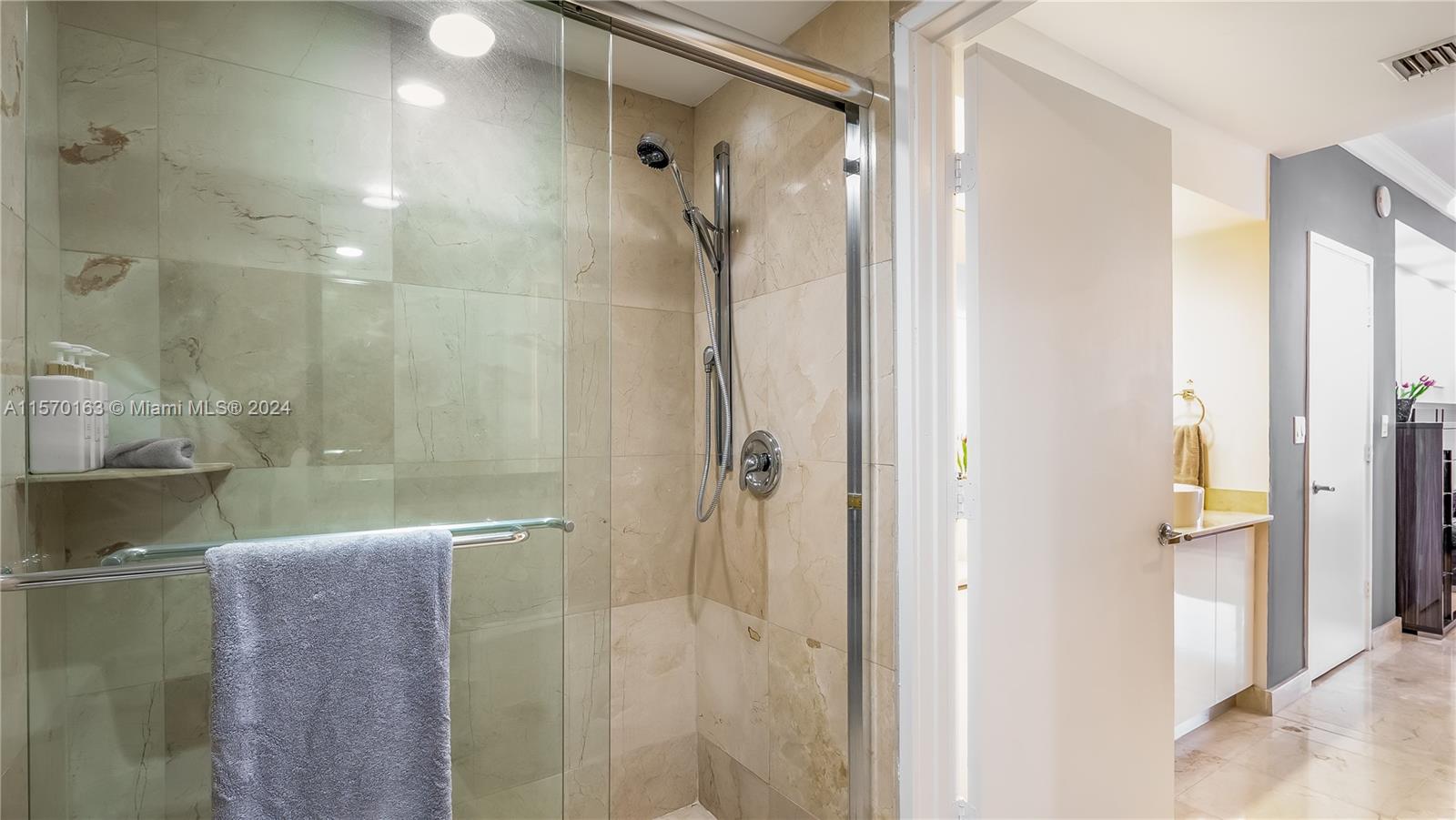 Jacuzzi & Double Sinks