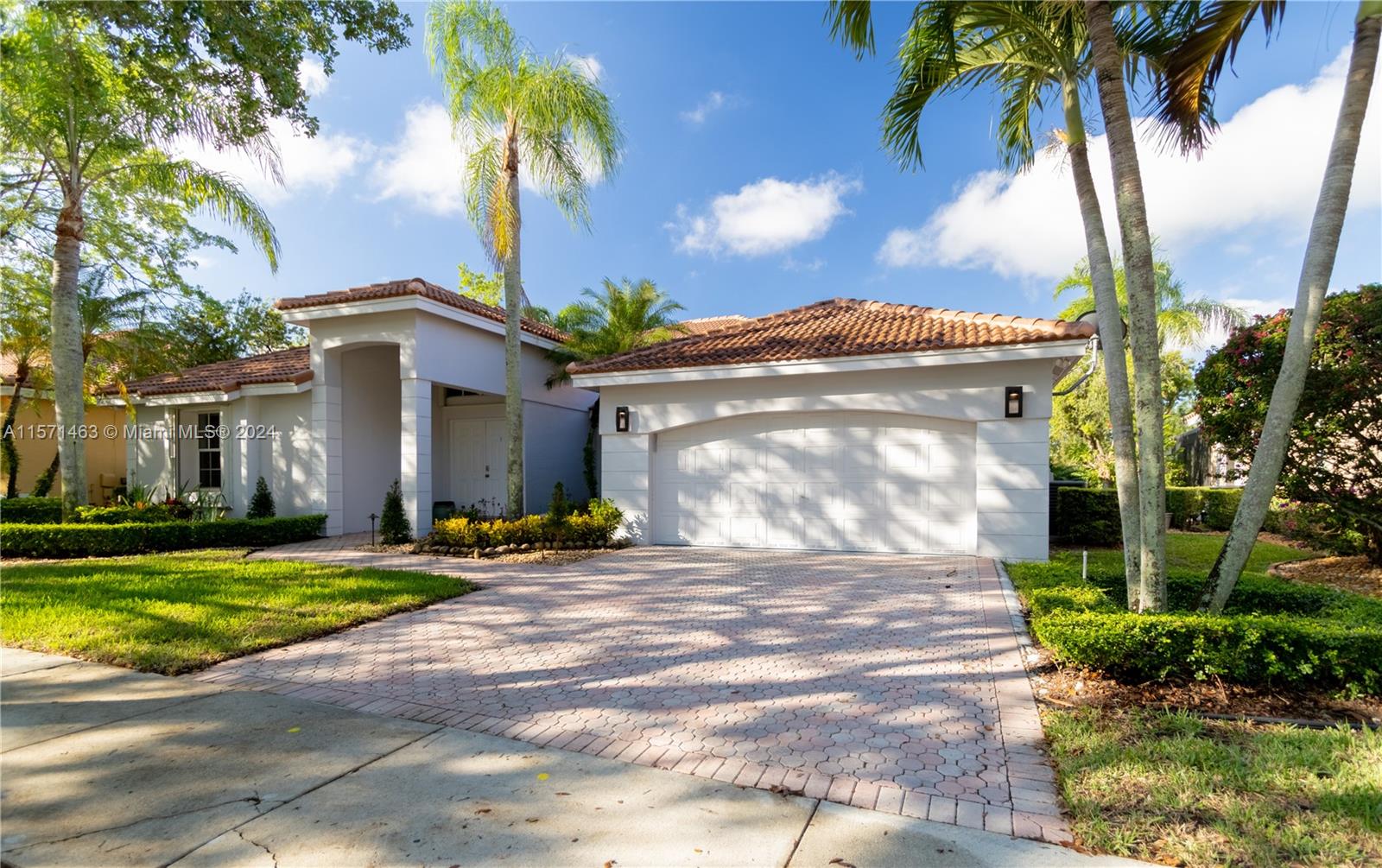 2883  Oakbrook Dr  For Sale A11571463, FL