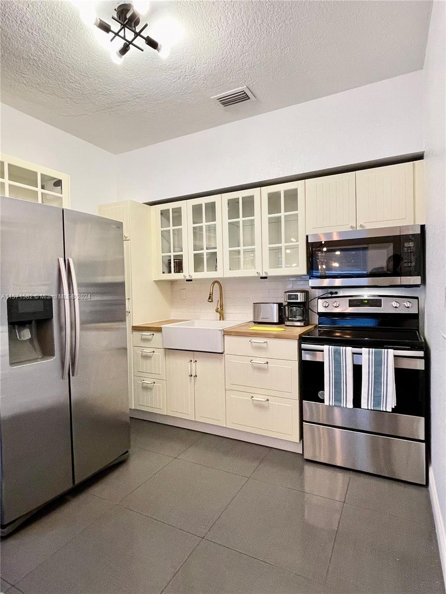 913 NE 2nd Ct, Hallandale Beach, Florida 33009, 3 Bedrooms Bedrooms, ,1 BathroomBathrooms,Residential,For Sale,913 NE 2nd Ct,A11571582