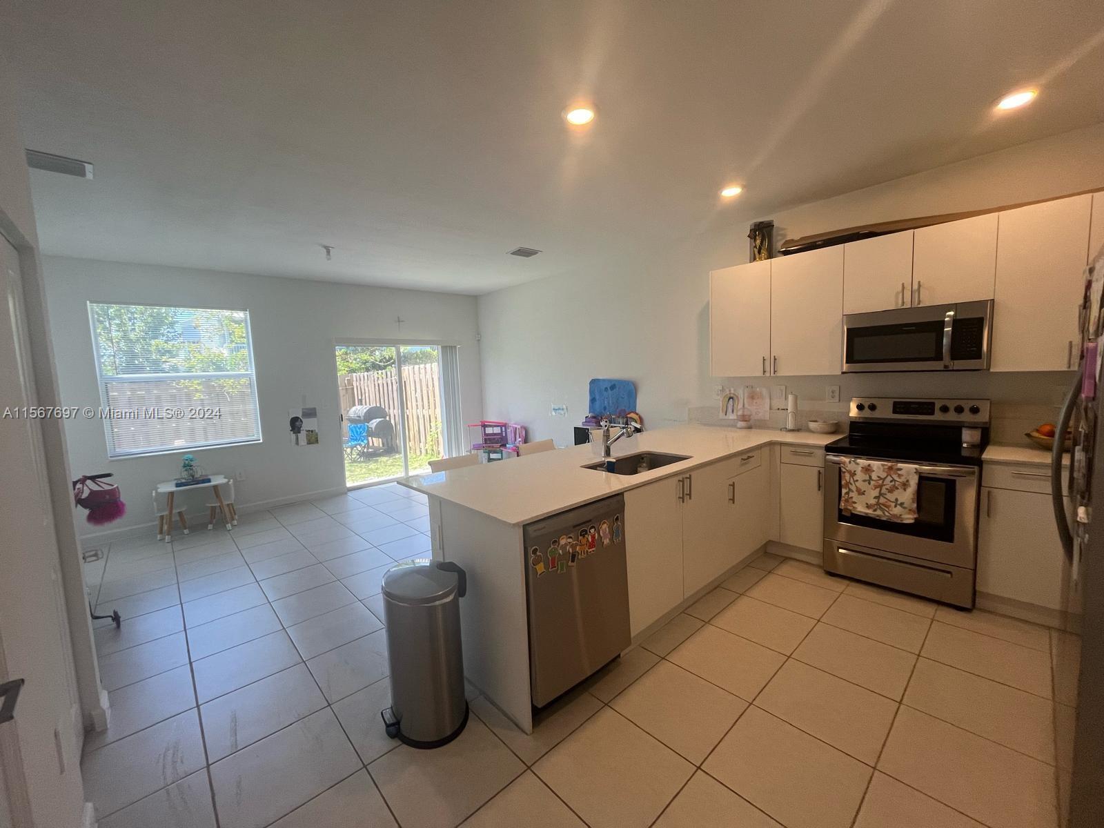 1718 SE 26th Ter 1, Homestead, Florida 33035, 3 Bedrooms Bedrooms, ,2 BathroomsBathrooms,Residentiallease,For Rent,1718 SE 26th Ter 1,A11567697