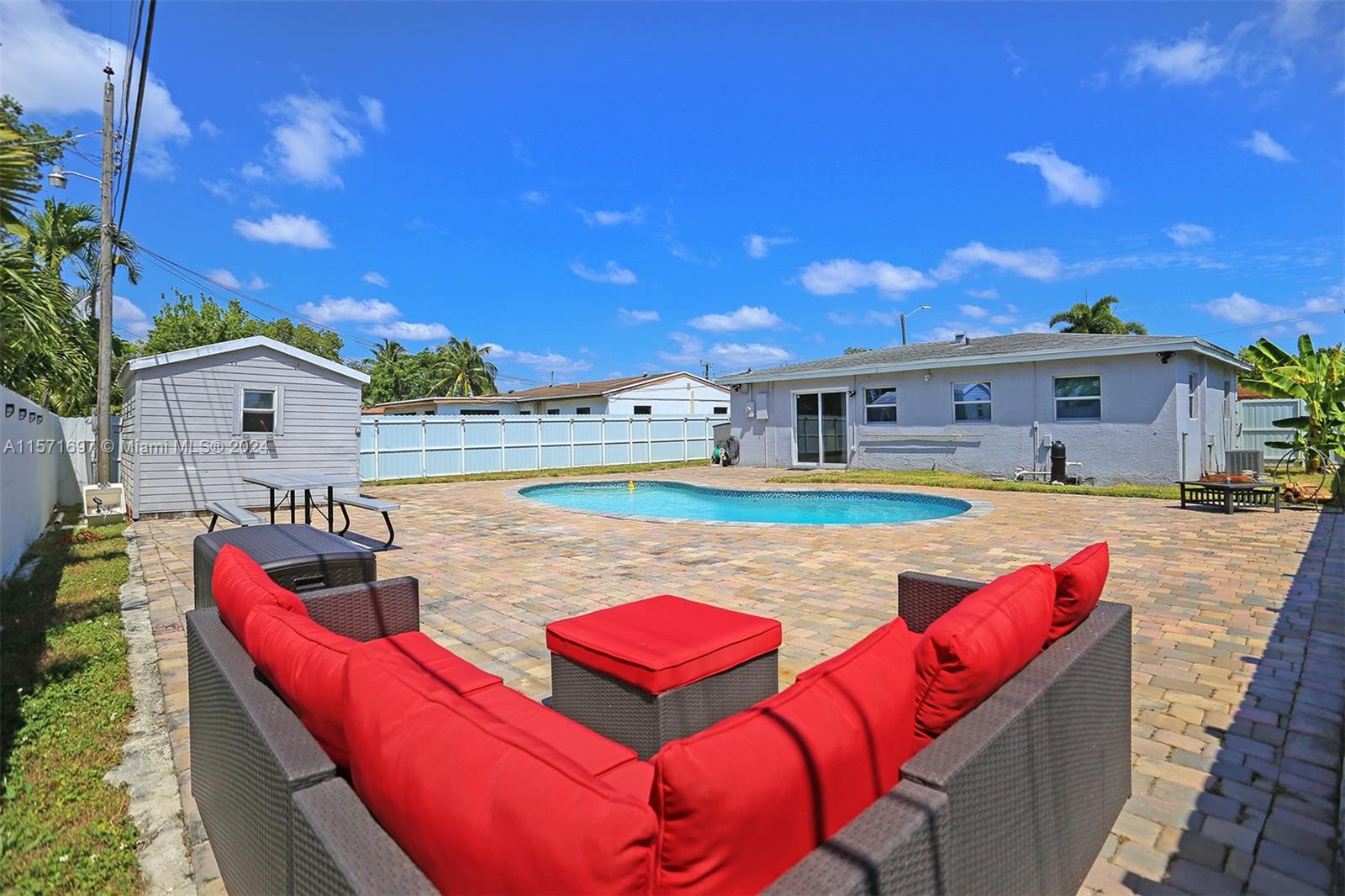  This Patio set is Included in the Sale !!