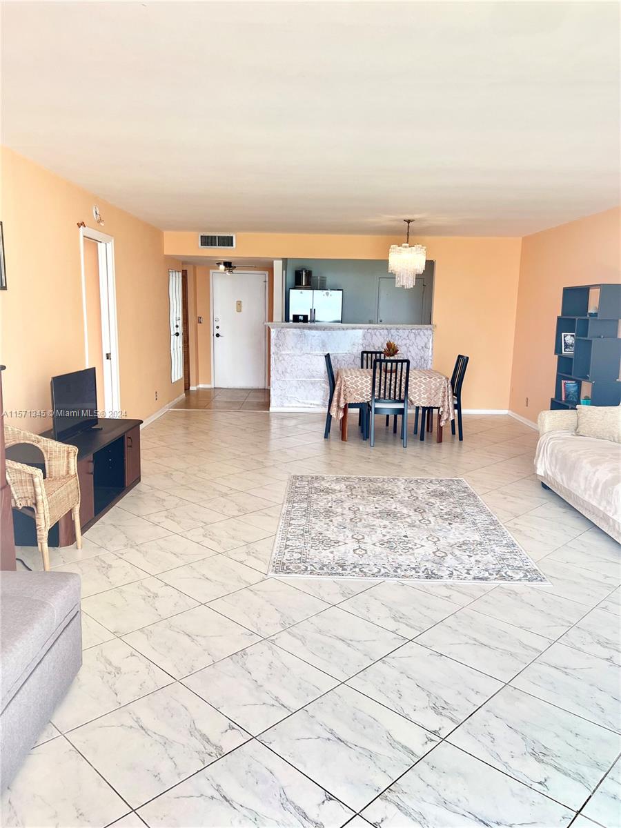 OVERSIZED LIVING/DINING AREA - FULL OF NATURAL SUNLIGHT