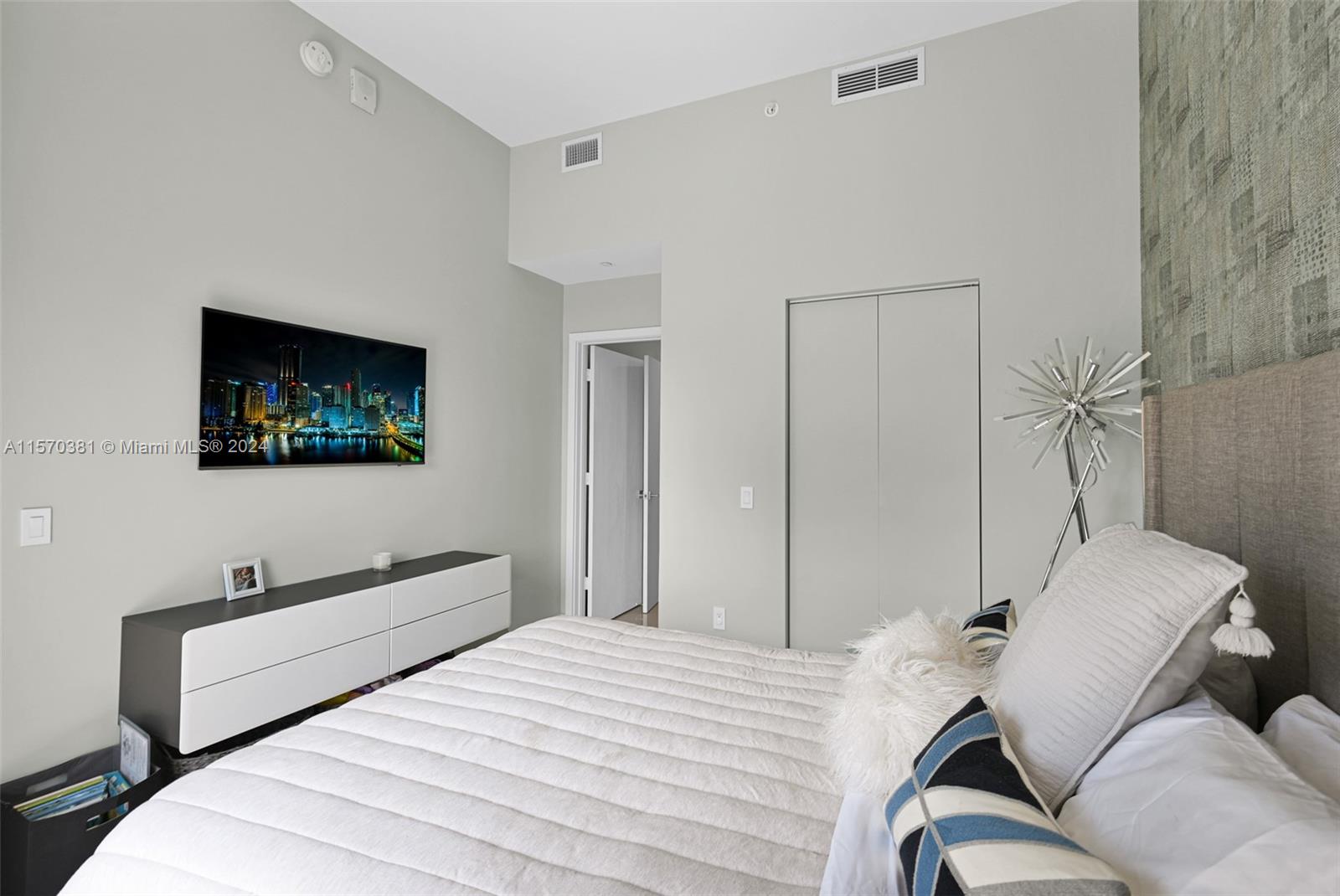 121 NE 34th St L204, Miami, Florida 33137, 2 Bedrooms Bedrooms, ,2 BathroomsBathrooms,Residentiallease,For Rent,121 NE 34th St L204,A11570381