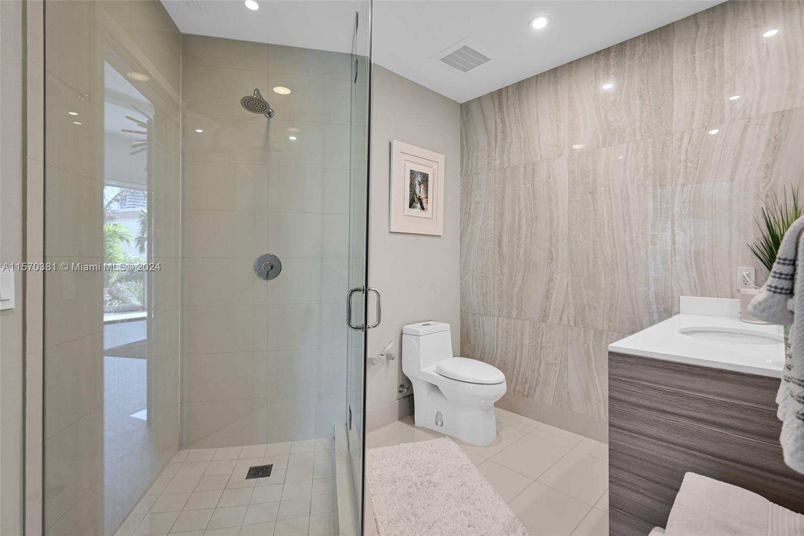 121 NE 34th St L204, Miami, Florida 33137, 2 Bedrooms Bedrooms, ,2 BathroomsBathrooms,Residentiallease,For Rent,121 NE 34th St L204,A11570381