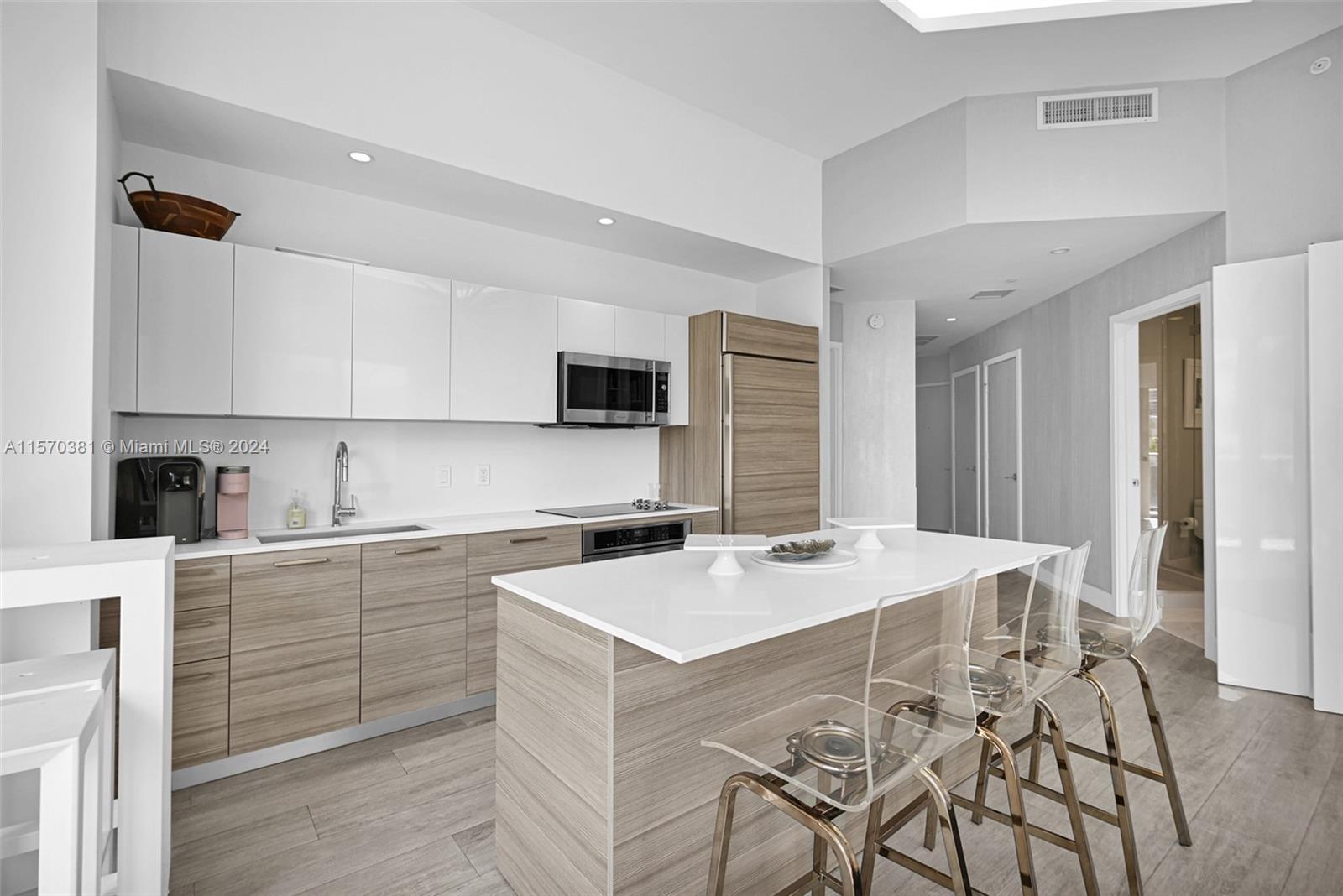 121 NE 34th St L204, Miami, Florida 33137, 2 Bedrooms Bedrooms, ,2 BathroomsBathrooms,Residentiallease,For Rent,121 NE 34th St L204,A11570381