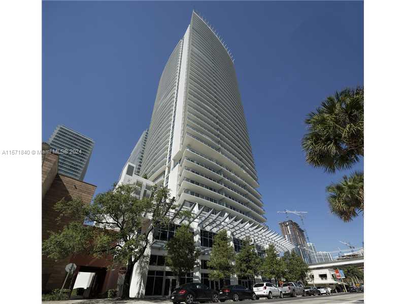 NICE 2BED / 2 BTHS CONDO OVERLOOKING THE CITY SKYLINE AND  THE BISCAYNE BAY. STAINLESS STEEL APPLIANCES, EUROPEAN KITCHEN, PORCELAIN TILE FLOORS. MILLECENTO IS A LUXURY BUILDING IN THE HEART OF BRICKELL WITH SPA, THEATER, POOLS AND LOBBY WITH 24 HOURS SECURITY CONCIERGE. ONE ASSIGNED PARKING SPACE.