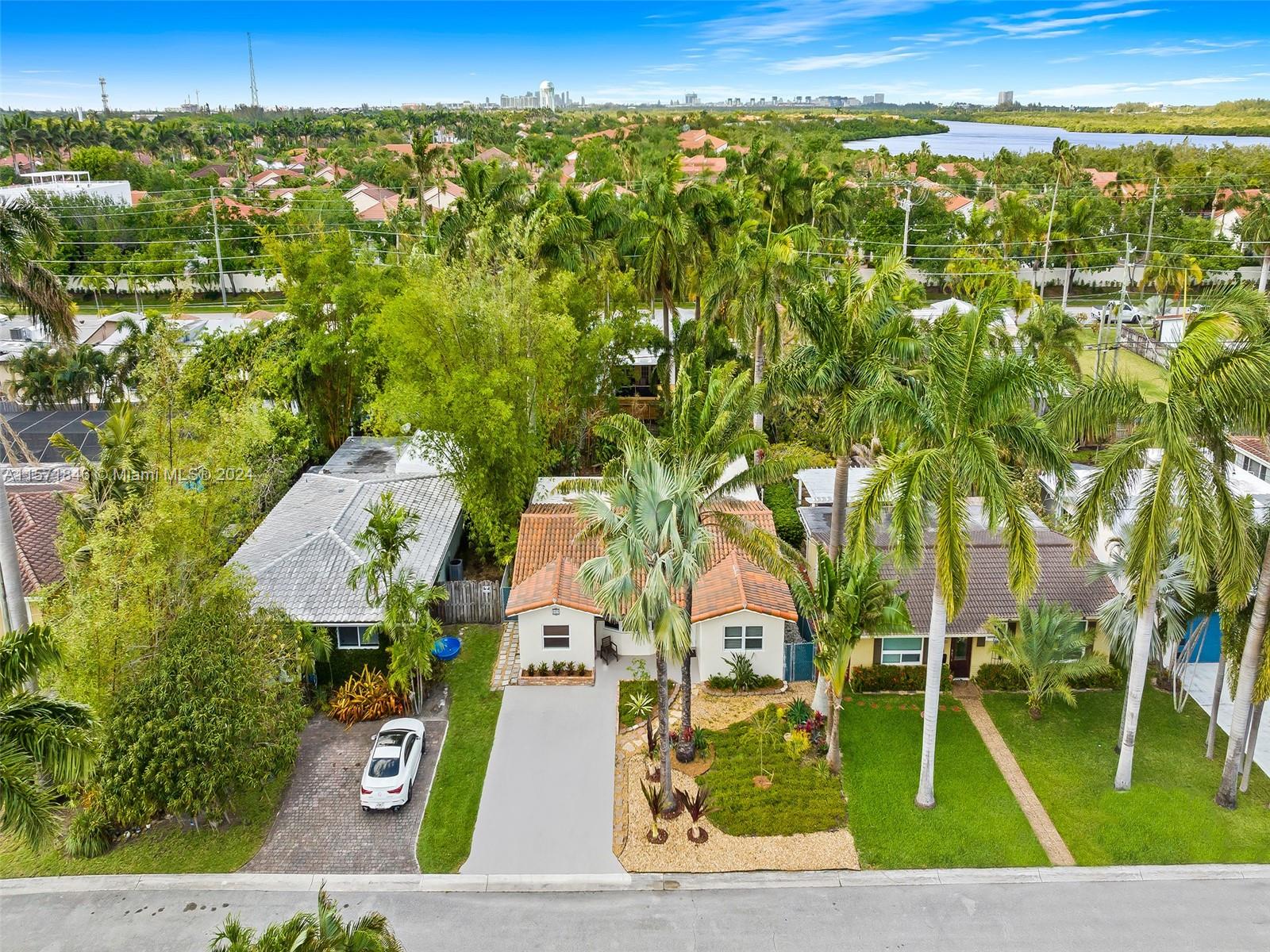 1025 Lincoln St, Hollywood, Florida 33019, 4 Bedrooms Bedrooms, ,2 BathroomsBathrooms,Residential,For Sale,1025 Lincoln St,A11571846