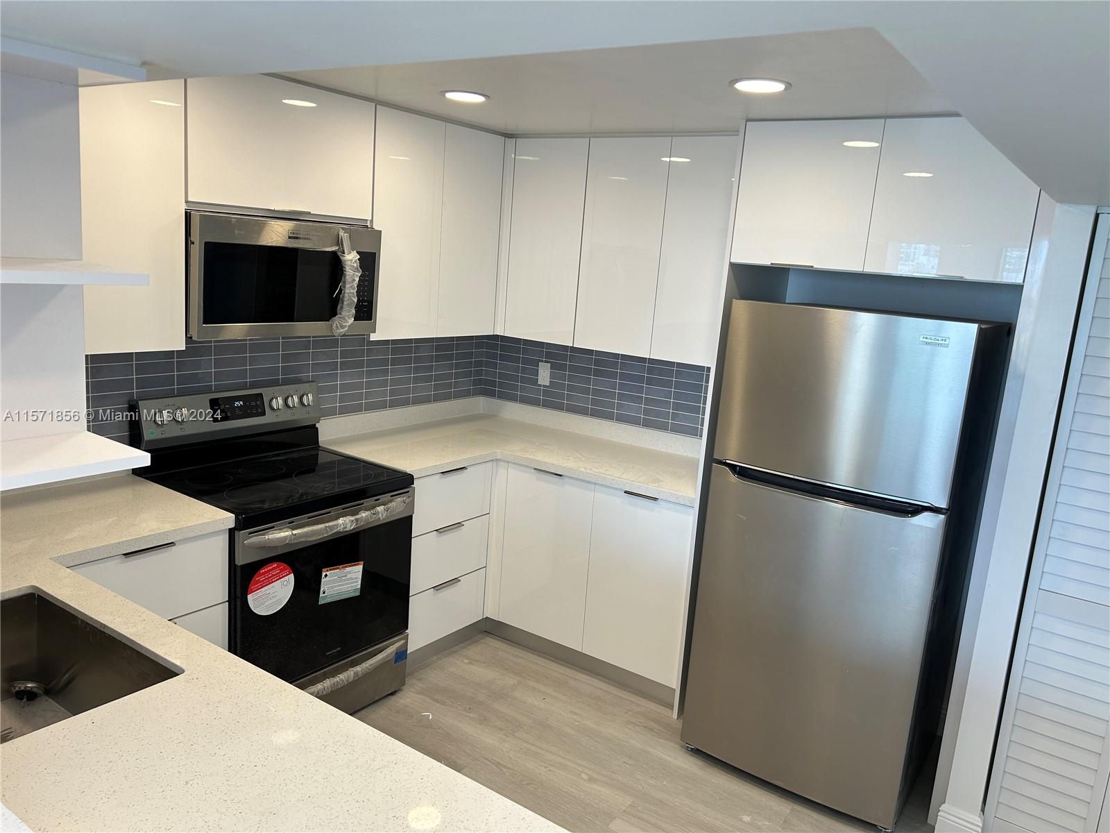 800 Parkview Dr 730, Hallandale Beach, Florida 33009, 3 Bedrooms Bedrooms, ,2 BathroomsBathrooms,Residentiallease,For Rent,800 Parkview Dr 730,A11571856