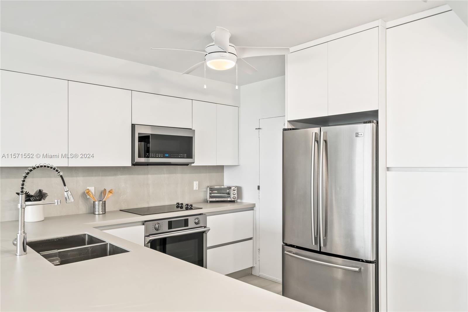 5700 Collins Ave 7J, Miami Beach, Florida 33140, 1 Bedroom Bedrooms, ,1 BathroomBathrooms,Residentiallease,For Rent,5700 Collins Ave 7J,A11571552
