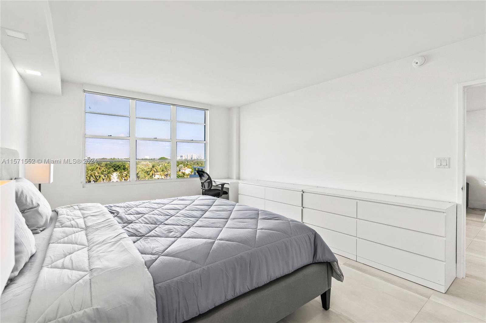 5700 Collins Ave 7J, Miami Beach, Florida 33140, 1 Bedroom Bedrooms, ,1 BathroomBathrooms,Residentiallease,For Rent,5700 Collins Ave 7J,A11571552