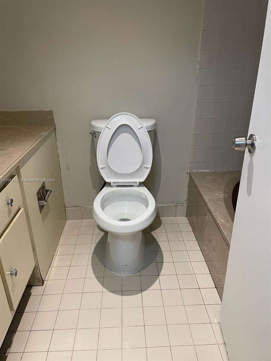18000 NW 68th Ave 201A, Hialeah, Florida 33015, 2 Bedrooms Bedrooms, ,2 BathroomsBathrooms,Residentiallease,For Rent,18000 NW 68th Ave 201A,A11561623