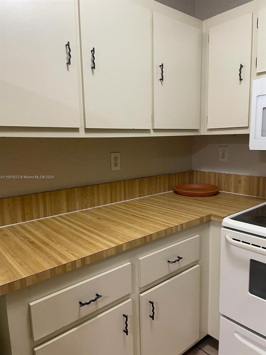 18000 NW 68th Ave 201A, Hialeah, Florida 33015, 2 Bedrooms Bedrooms, ,2 BathroomsBathrooms,Residentiallease,For Rent,18000 NW 68th Ave 201A,A11561623