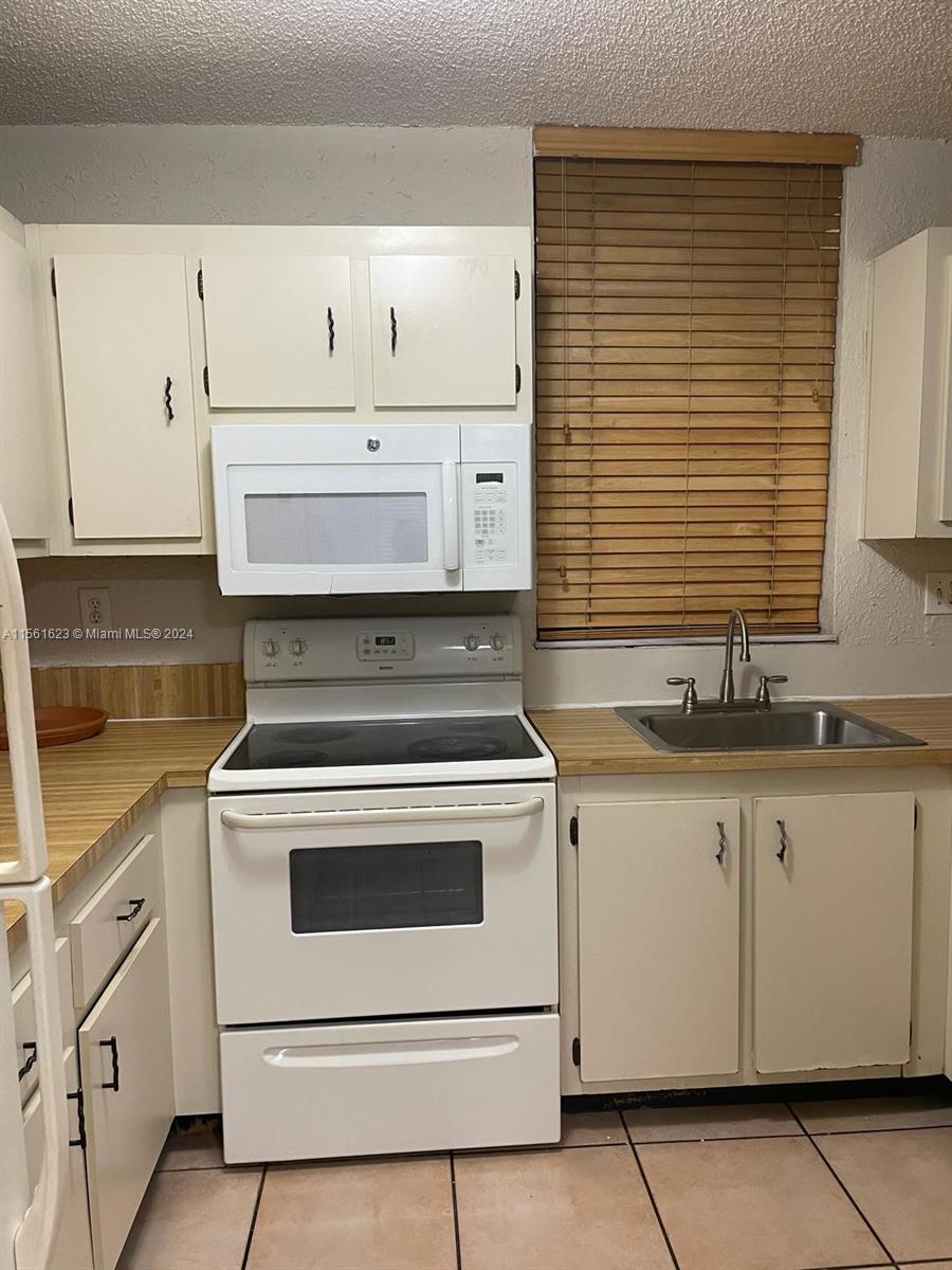 18000 NW 68th Ave 201A, Hialeah, Florida 33015, 2 Bedrooms Bedrooms, ,2 BathroomsBathrooms,Residentiallease,For Rent,18000 NW 68th Ave 201A,A11561623