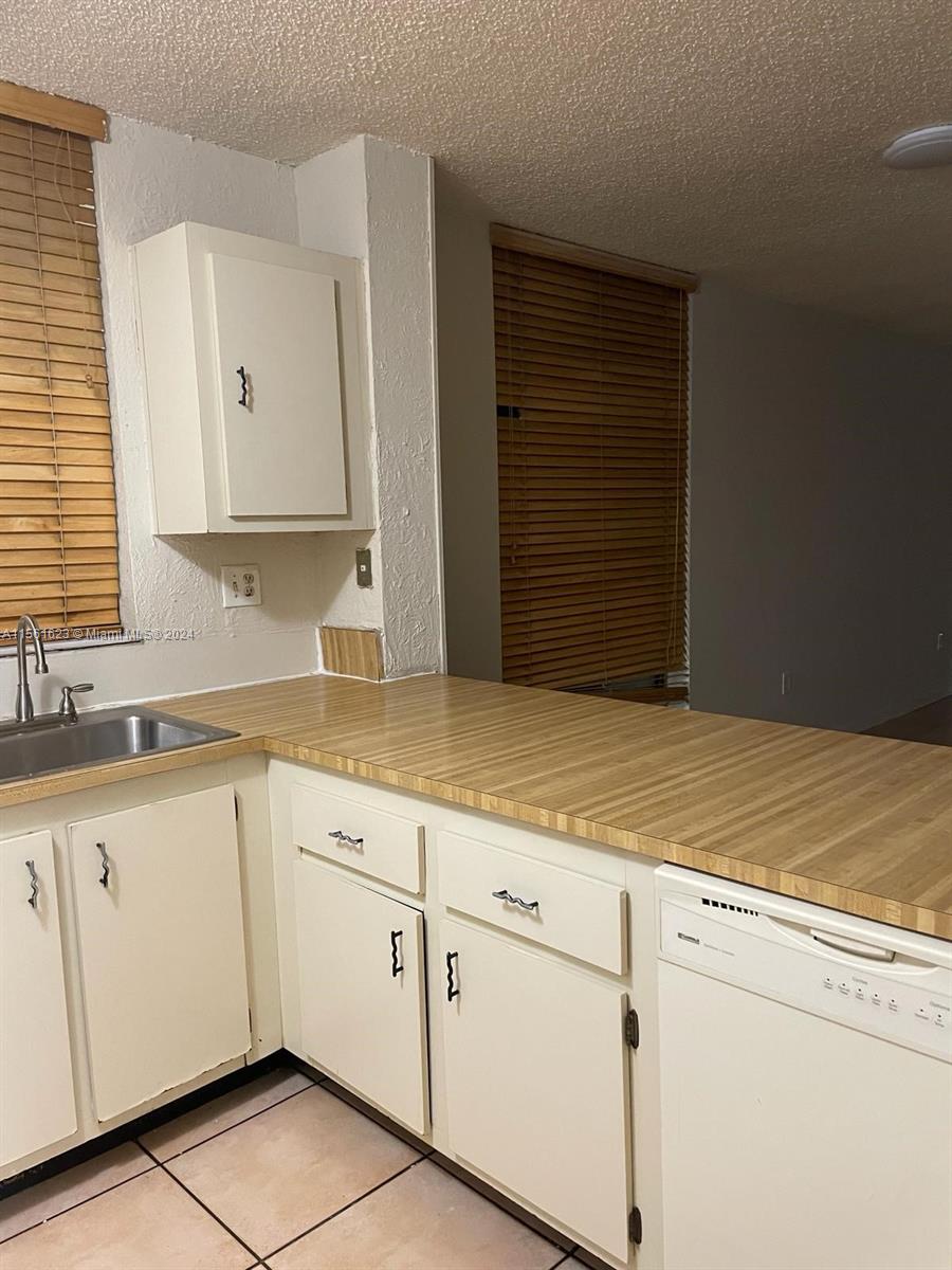 18000 NW 68th Ave 201A, Hialeah, Florida 33015, 2 Bedrooms Bedrooms, ,2 BathroomsBathrooms,Residentiallease,For Rent,18000 NW 68th Ave 201A,A11561623