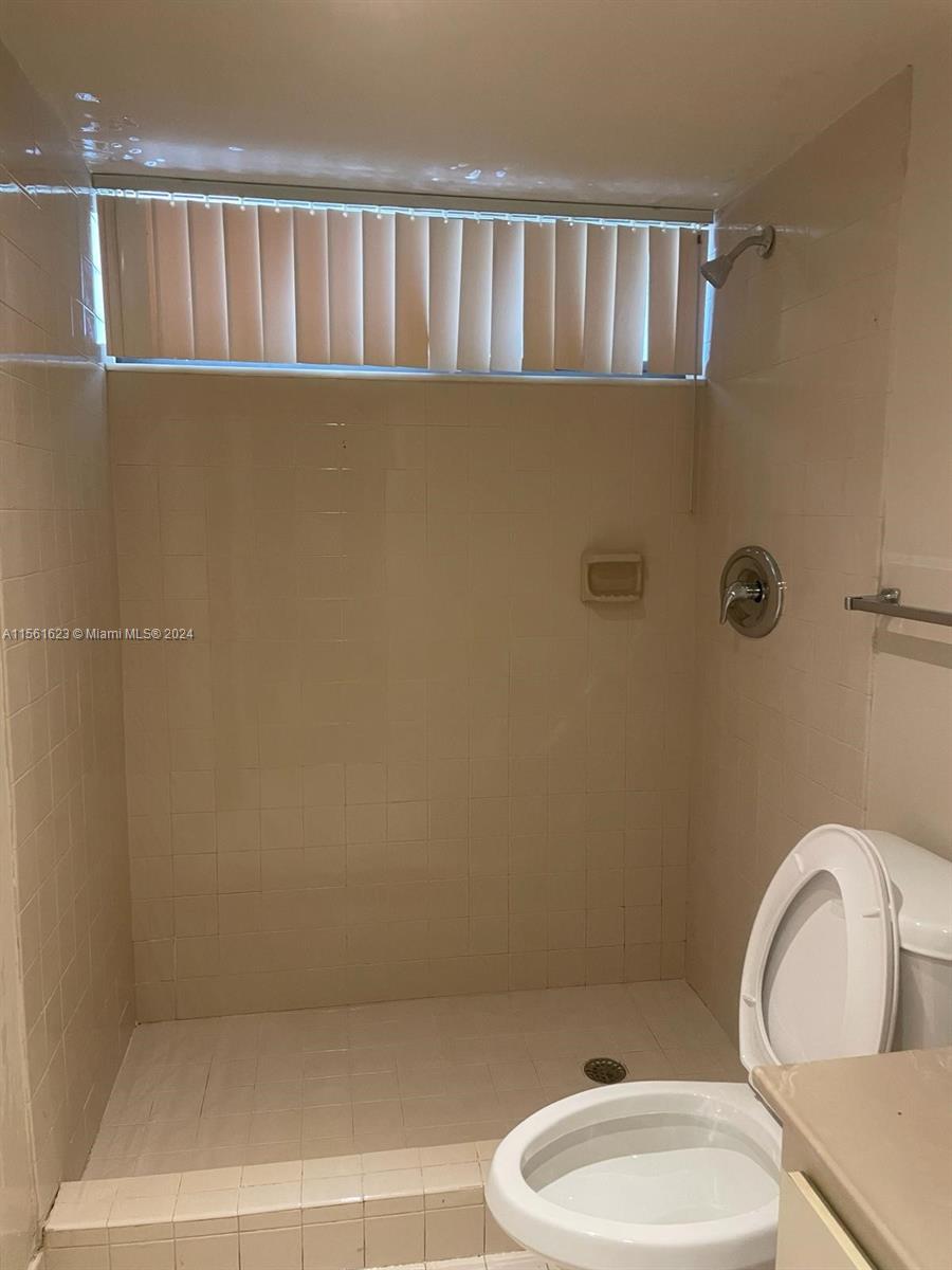 18000 NW 68th Ave 201A, Hialeah, Florida 33015, 2 Bedrooms Bedrooms, ,2 BathroomsBathrooms,Residentiallease,For Rent,18000 NW 68th Ave 201A,A11561623