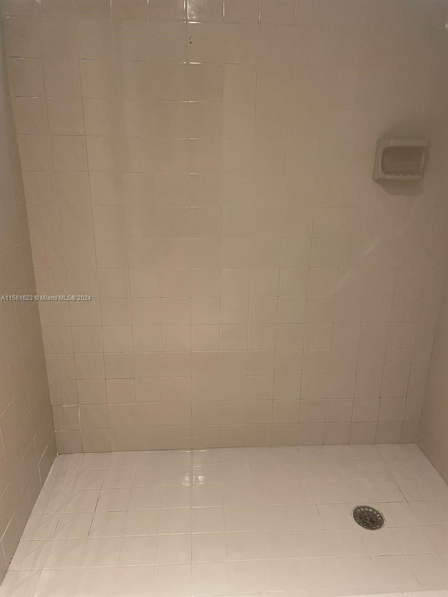 18000 NW 68th Ave 201A, Hialeah, Florida 33015, 2 Bedrooms Bedrooms, ,2 BathroomsBathrooms,Residentiallease,For Rent,18000 NW 68th Ave 201A,A11561623