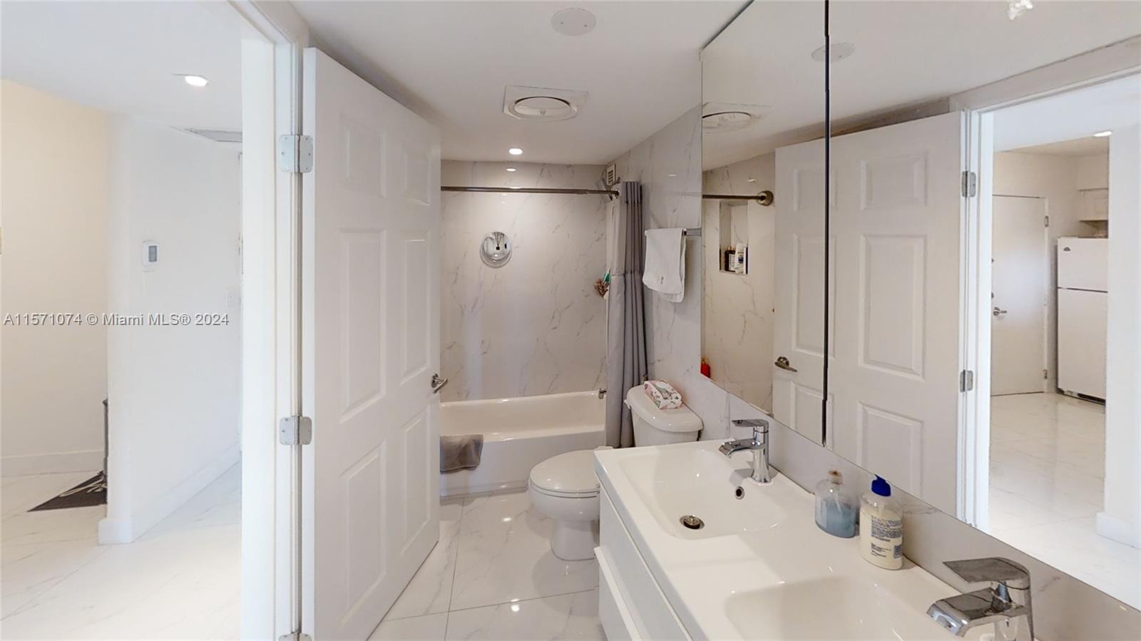 6770 Indian Creek Dr 4J, Miami Beach, Florida 33141, 2 Bedrooms Bedrooms, ,1 BathroomBathrooms,Residentiallease,For Rent,6770 Indian Creek Dr 4J,A11571074