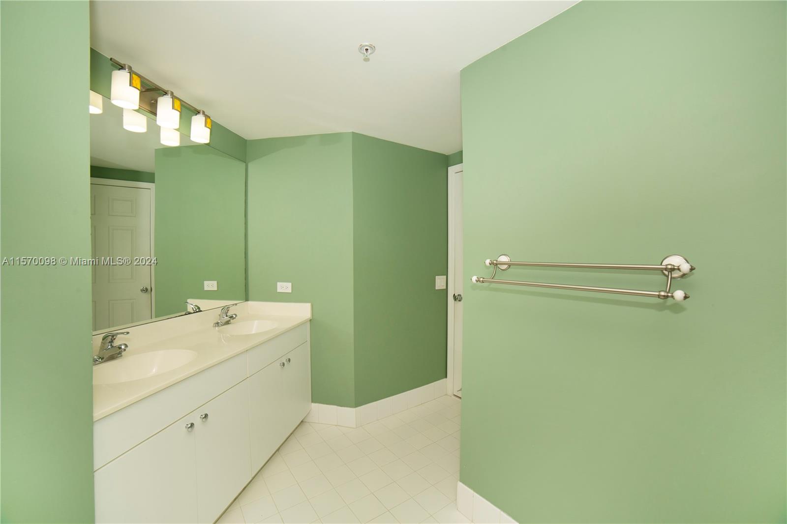 17145 N Bay Rd 4410, Sunny Isles Beach, Florida 33160, 2 Bedrooms Bedrooms, ,2 BathroomsBathrooms,Residentiallease,For Rent,17145 N Bay Rd 4410,A11570098