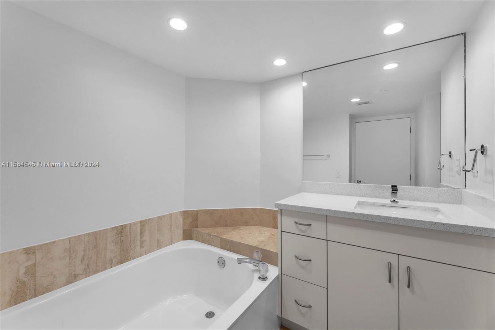 1717 N Bayshore Dr A-2844, Miami, Florida 33132, 1 Bedroom Bedrooms, ,1 BathroomBathrooms,Residentiallease,For Rent,1717 N Bayshore Dr A-2844,A11564545