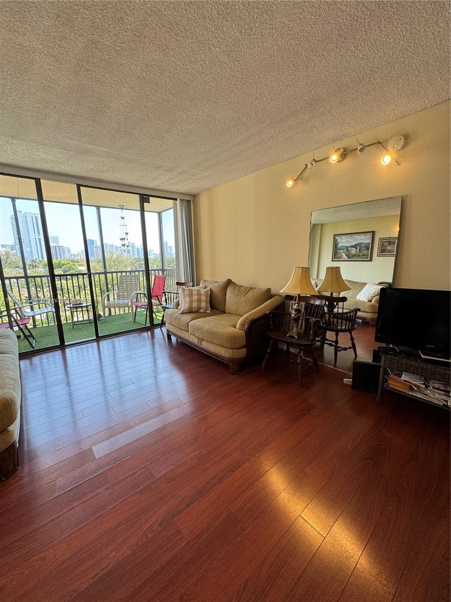 3301 N Country Club Dr 706, Aventura, Florida 33180, 1 Bedroom Bedrooms, ,1 BathroomBathrooms,Residential,For Sale,3301 N Country Club Dr 706,A11570367