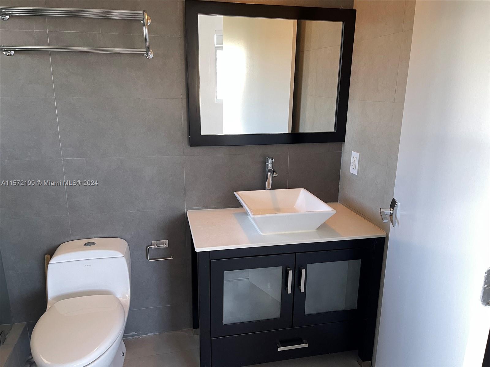 7700 Tatum Waterway Dr 401, Miami Beach, Florida 33141, 2 Bedrooms Bedrooms, ,2 BathroomsBathrooms,Residentiallease,For Rent,7700 Tatum Waterway Dr 401,A11572199