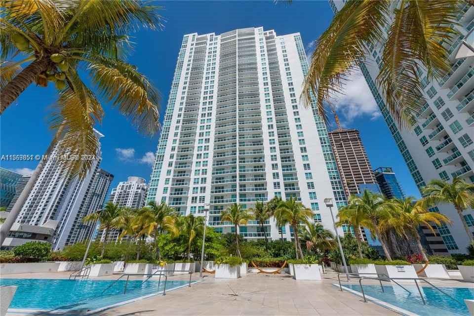 SPECTACULAR OPPORTUNITY TO LEASE AN APARTMENT IN THE BEST AND CHIC BUILDING IN BRICKELL AREA. GORGEOUS OCEAN, RIVER AND BAY VIEWS. CORNER 2/2 UNIT TOTALLY RENOVATED. ITALIAN PORCELAIN FLOORS, CUSTOM MADE CLOSETS, BLINDS, LIGHTING FIXTURES AND MUCH MORE!!! NO SUBLETTING UNLESS 3 SECURITY DEPOSITS ARE PLACED.