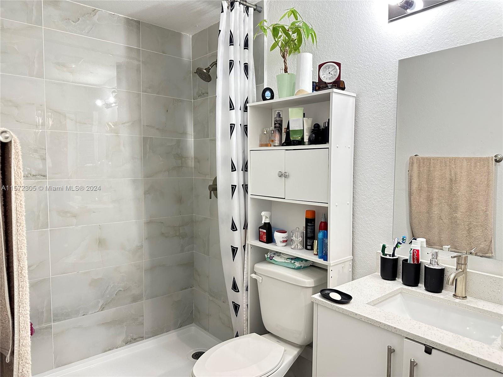 GROUD FULL BATHROOM