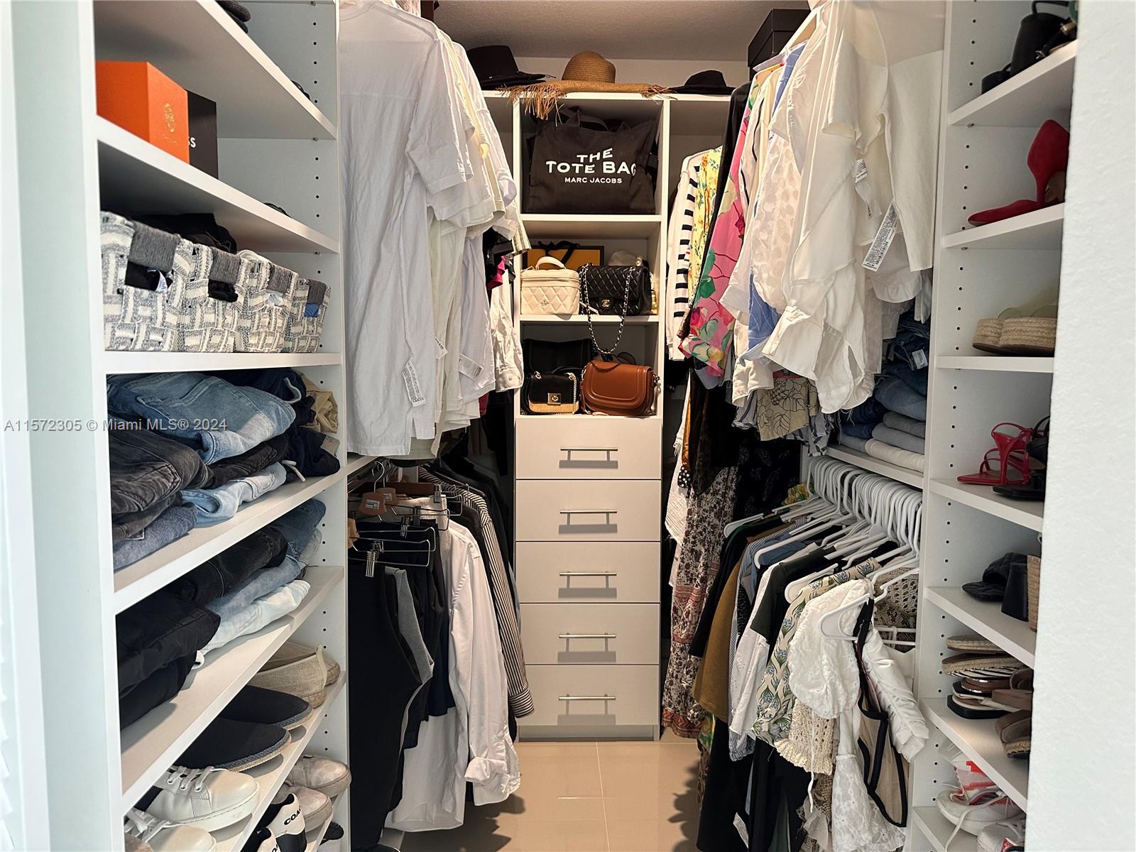 WALKING CLOSET