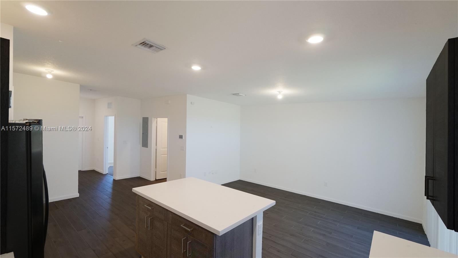 2411 SE 10th St 2411, Homestead, Florida 33035, 4 Bedrooms Bedrooms, ,3 BathroomsBathrooms,Residentiallease,For Rent,2411 SE 10th St 2411,A11572489