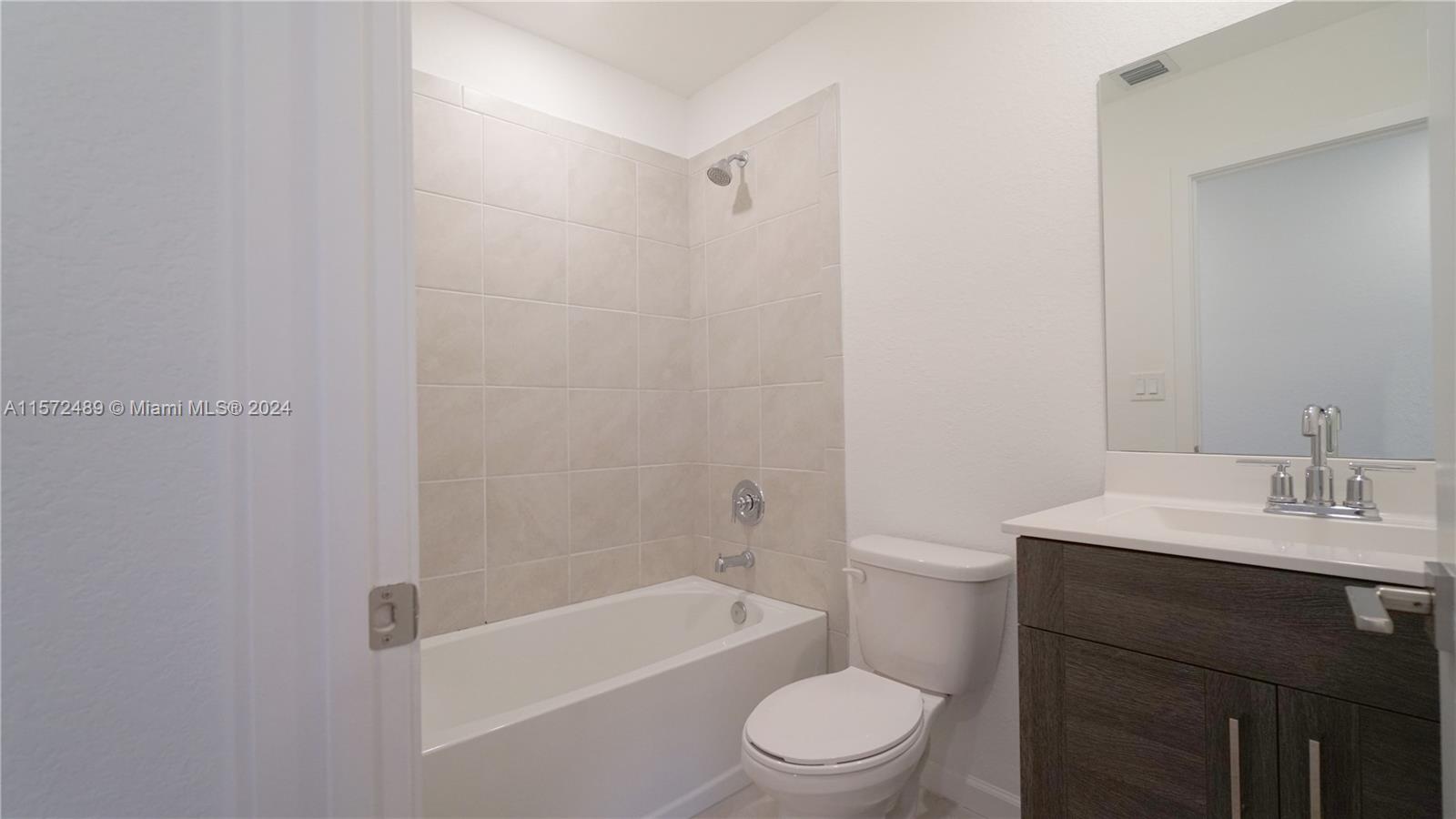 2411 SE 10th St 2411, Homestead, Florida 33035, 4 Bedrooms Bedrooms, ,3 BathroomsBathrooms,Residentiallease,For Rent,2411 SE 10th St 2411,A11572489