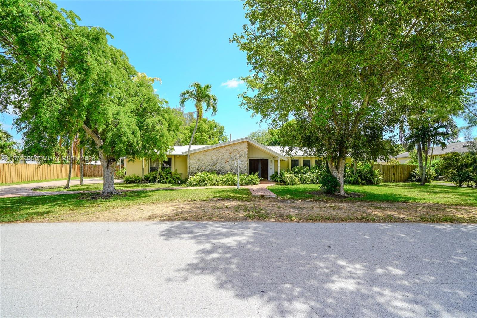 17191 SW 84th Ave, Palmetto Bay, Florida 33157, 5 Bedrooms Bedrooms, ,4 BathroomsBathrooms,Residential,For Sale,17191 SW 84th Ave,A11572355