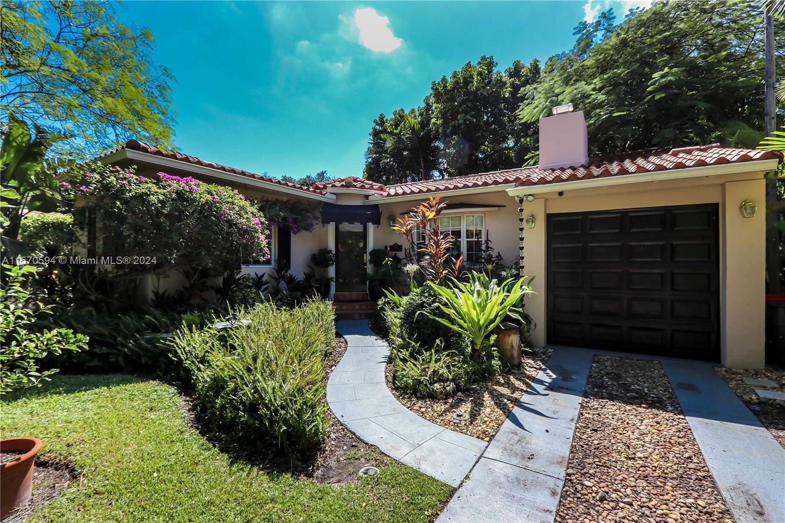 1260 La Mancha Ave, Coral Gables, Florida 33134, 2 Bedrooms Bedrooms, ,1 BathroomBathrooms,Residentiallease,For Rent,1260 La Mancha Ave,A11570594