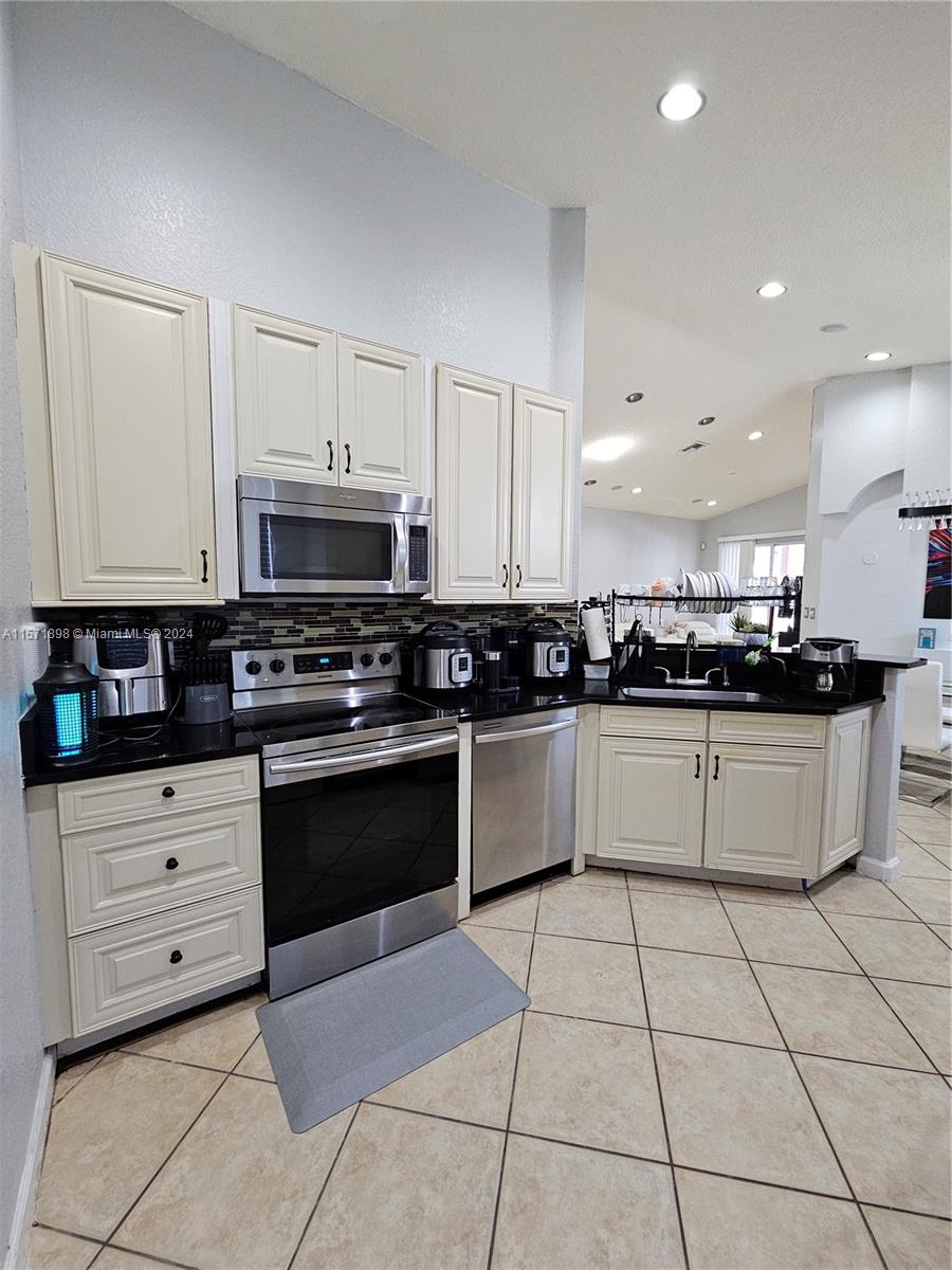 2242 Portofino Ave, Homestead, Florida 33033, 3 Bedrooms Bedrooms, ,2 BathroomsBathrooms,Residentiallease,For Rent,2242 Portofino Ave,A11571898