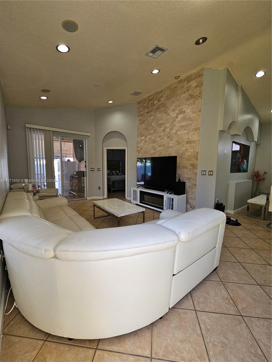 2242 Portofino Ave, Homestead, Florida 33033, 3 Bedrooms Bedrooms, ,2 BathroomsBathrooms,Residentiallease,For Rent,2242 Portofino Ave,A11571898