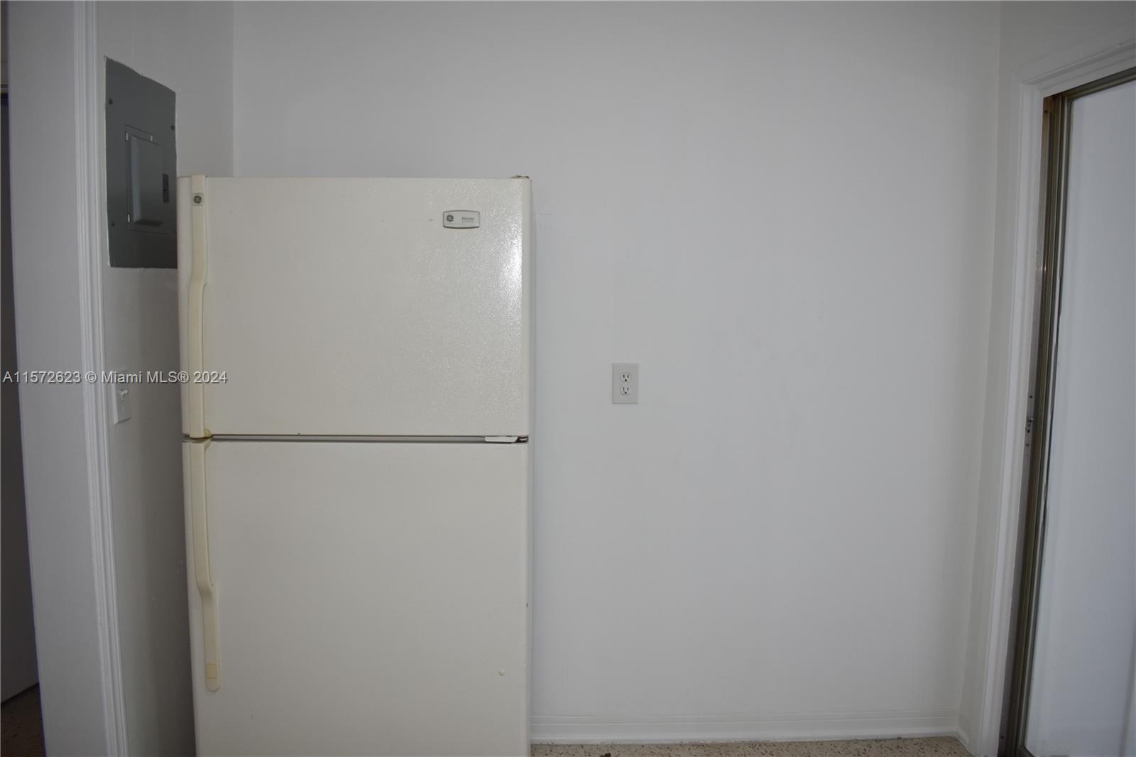 43 SW 10th St 2E, Dania Beach, Florida 33004, 2 Bedrooms Bedrooms, ,2 BathroomsBathrooms,Residentiallease,For Rent,43 SW 10th St 2E,A11572623