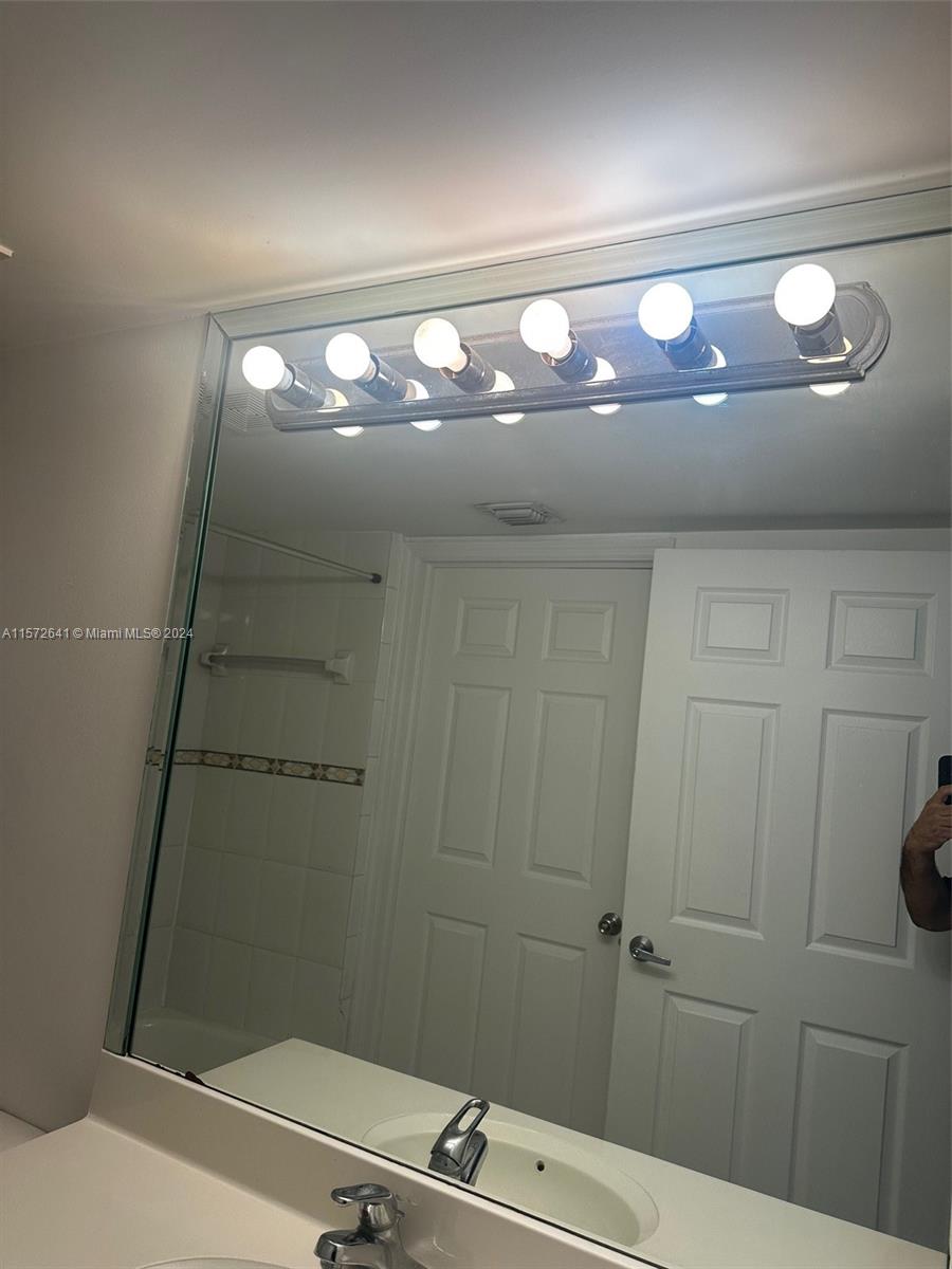 2475 NW 16th St Rd 308, Miami, Florida 33125, 2 Bedrooms Bedrooms, ,2 BathroomsBathrooms,Residentiallease,For Rent,2475 NW 16th St Rd 308,A11572641