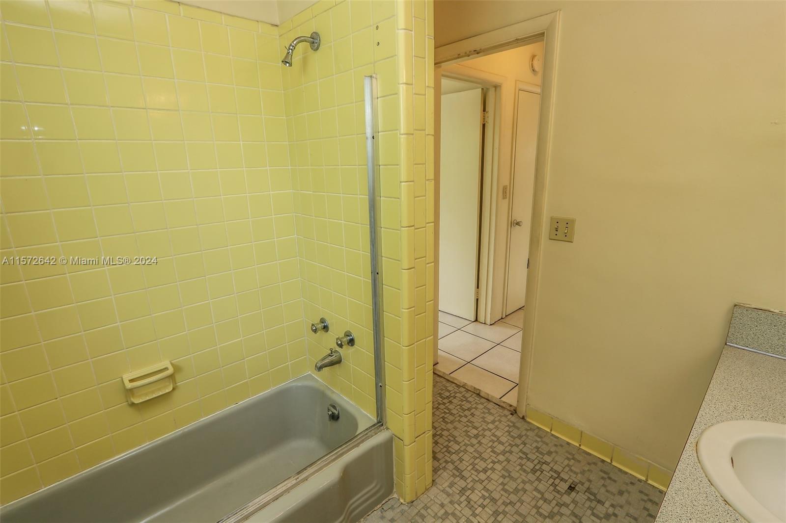 1250 S Alhambra Cir 17, Coral Gables, Florida 33146, 1 Bedroom Bedrooms, ,1 BathroomBathrooms,Residentiallease,For Rent,1250 S Alhambra Cir 17,A11572642