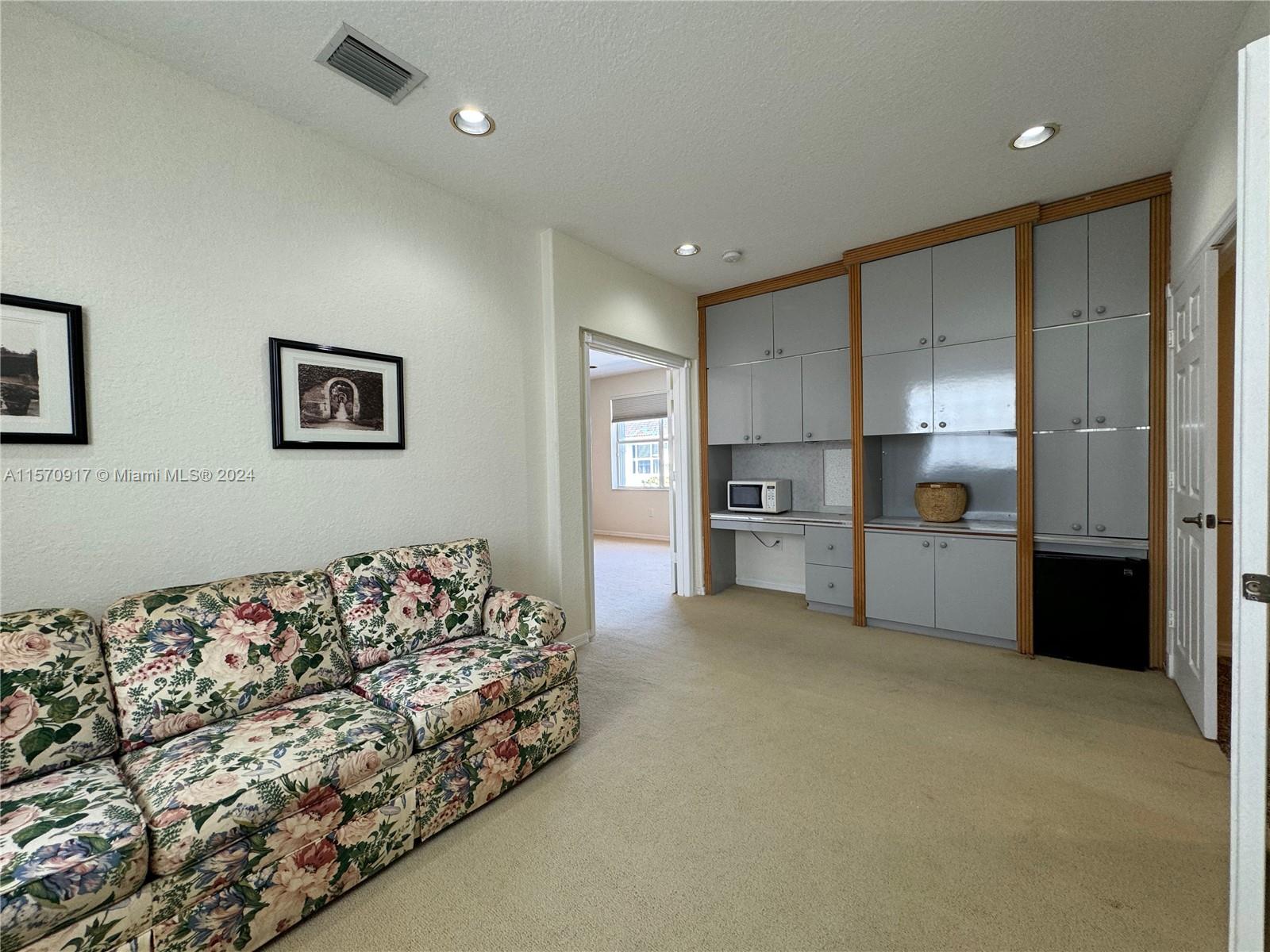 1095 Scarlet Oak St, Hollywood, Florida 33019, 4 Bedrooms Bedrooms, 11 Rooms Rooms,2 BathroomsBathrooms,Residential,For Sale,1095 Scarlet Oak St,A11570917