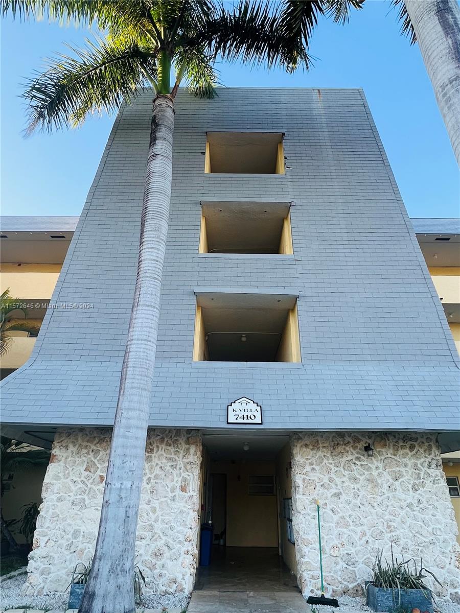 Spacious 3B/2b corner condo in the heart of Dadeland. Large bedrooms with walk-closets. Stainless appliances. Tile floor through out. Nice balcony with artificial grass. Two assigned parkings with lots of guest parkings. Near University of Miami and major highway. Walking distance to Dadeland mall, downtown Dadeland, Metro, restaurants and more. "As Is". Easy to show!