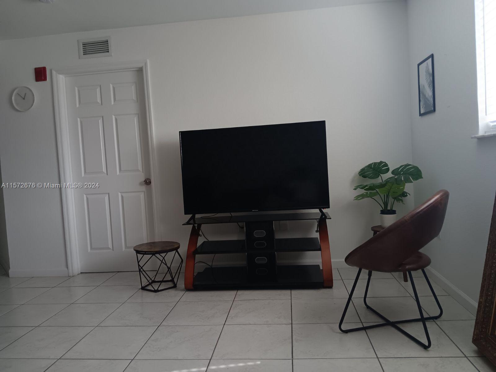 328 NW 12th Ave 3, Miami, Florida 33128, 1 Bedroom Bedrooms, ,1 BathroomBathrooms,Residentiallease,For Rent,328 NW 12th Ave 3,A11572676
