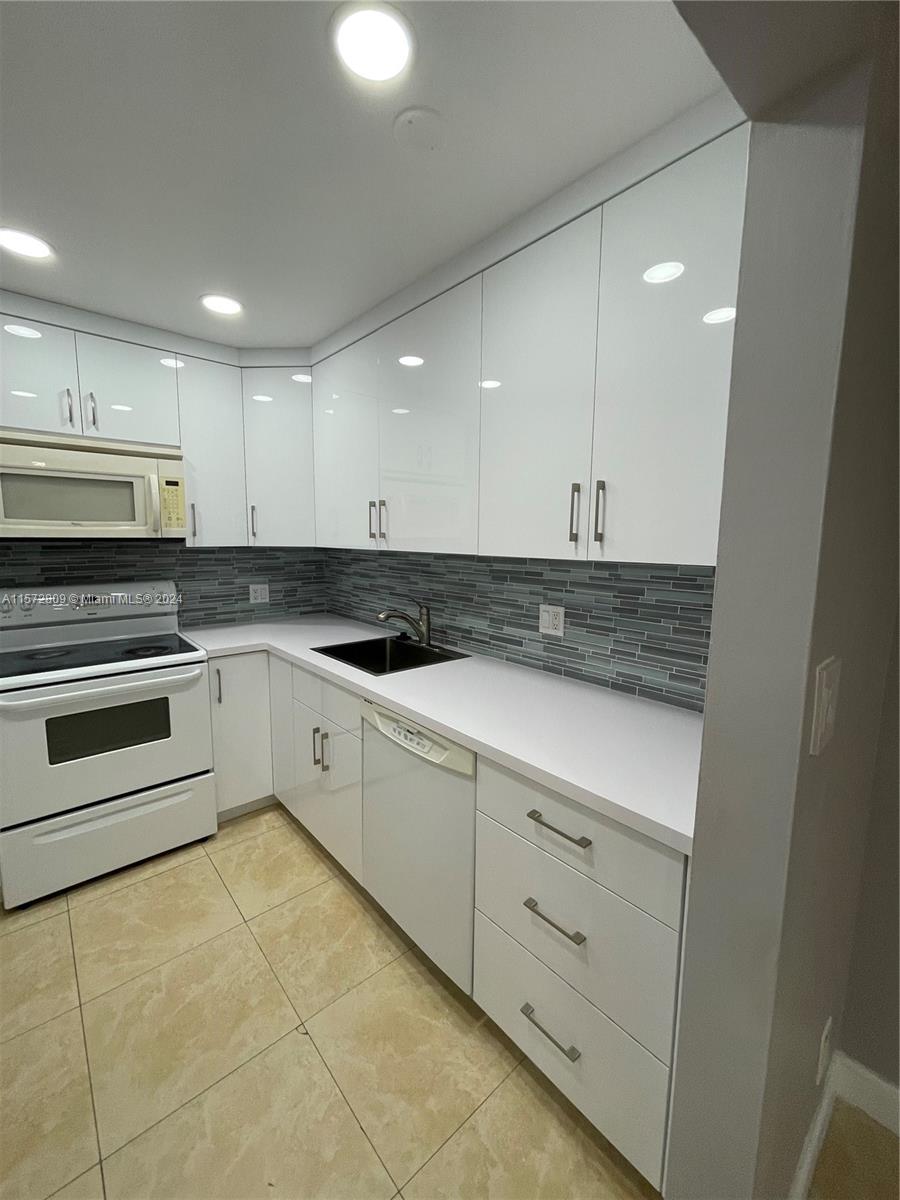 2840 NE 14th St Cswy 304A, Pompano Beach, Florida 33062, 1 Bedroom Bedrooms, ,1 BathroomBathrooms,Residentiallease,For Rent,2840 NE 14th St Cswy 304A,A11572809